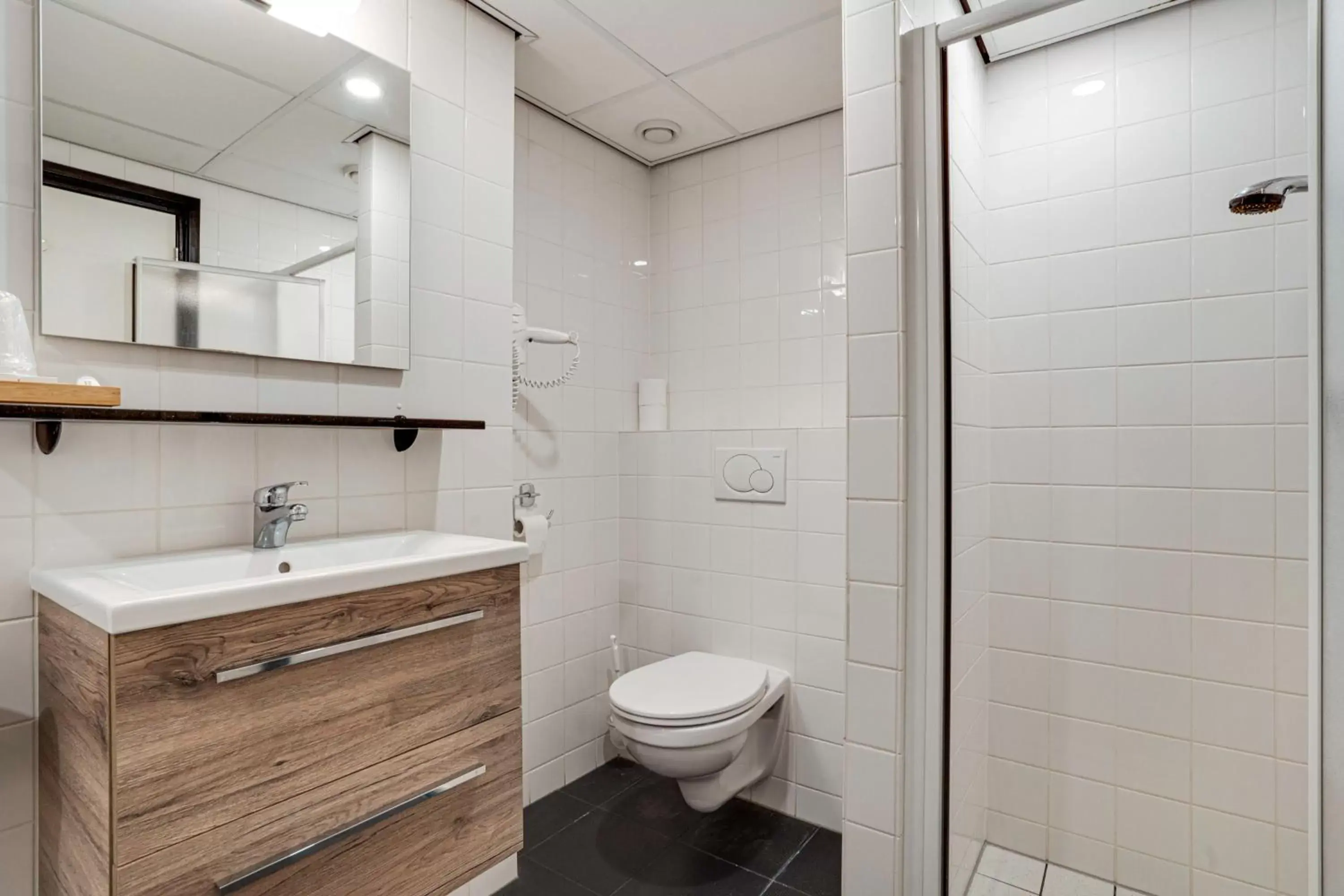 Shower, Bathroom in Hotel Bieze