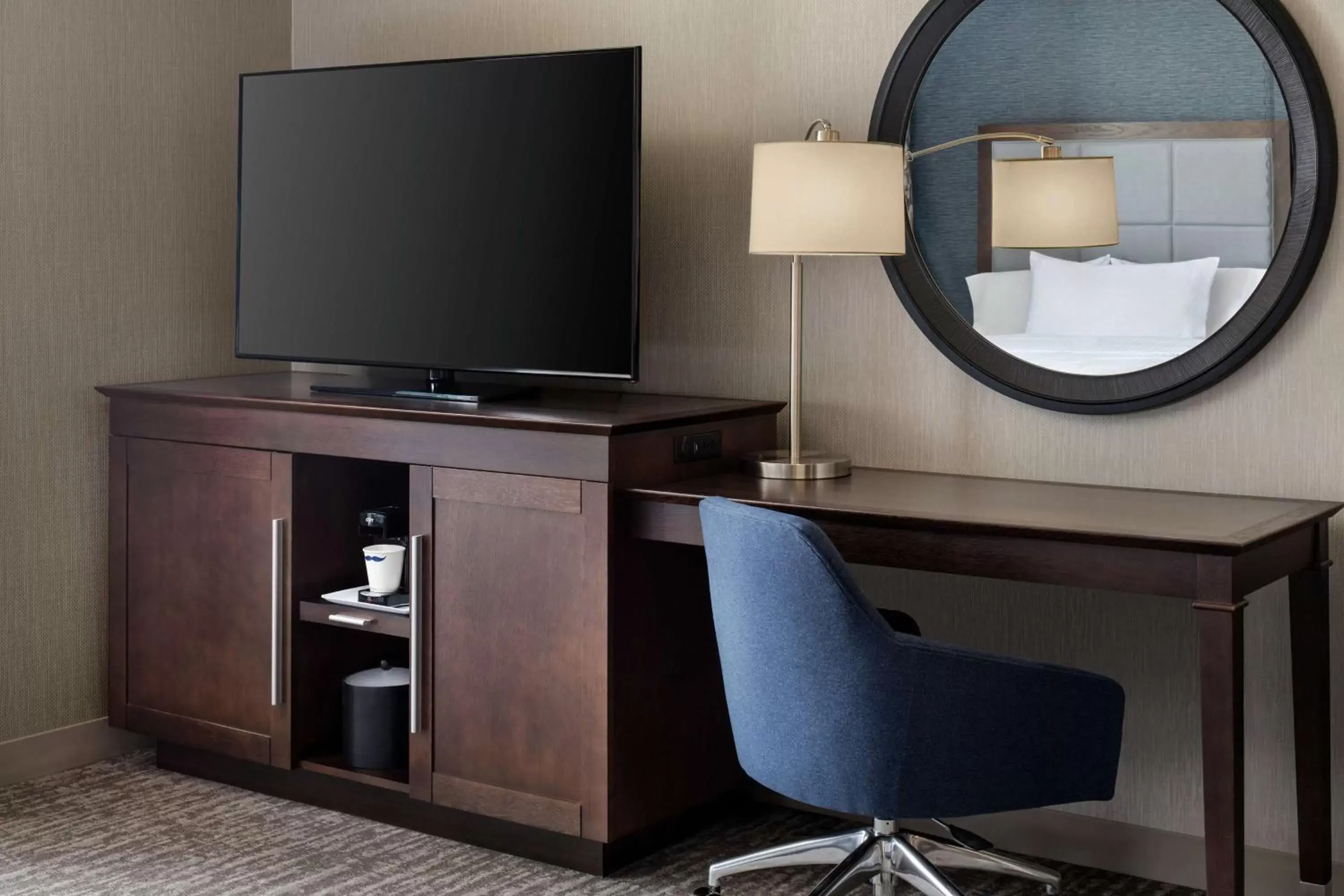 Bedroom, TV/Entertainment Center in Hampton Inn & Suites Teaneck/Glenpointe