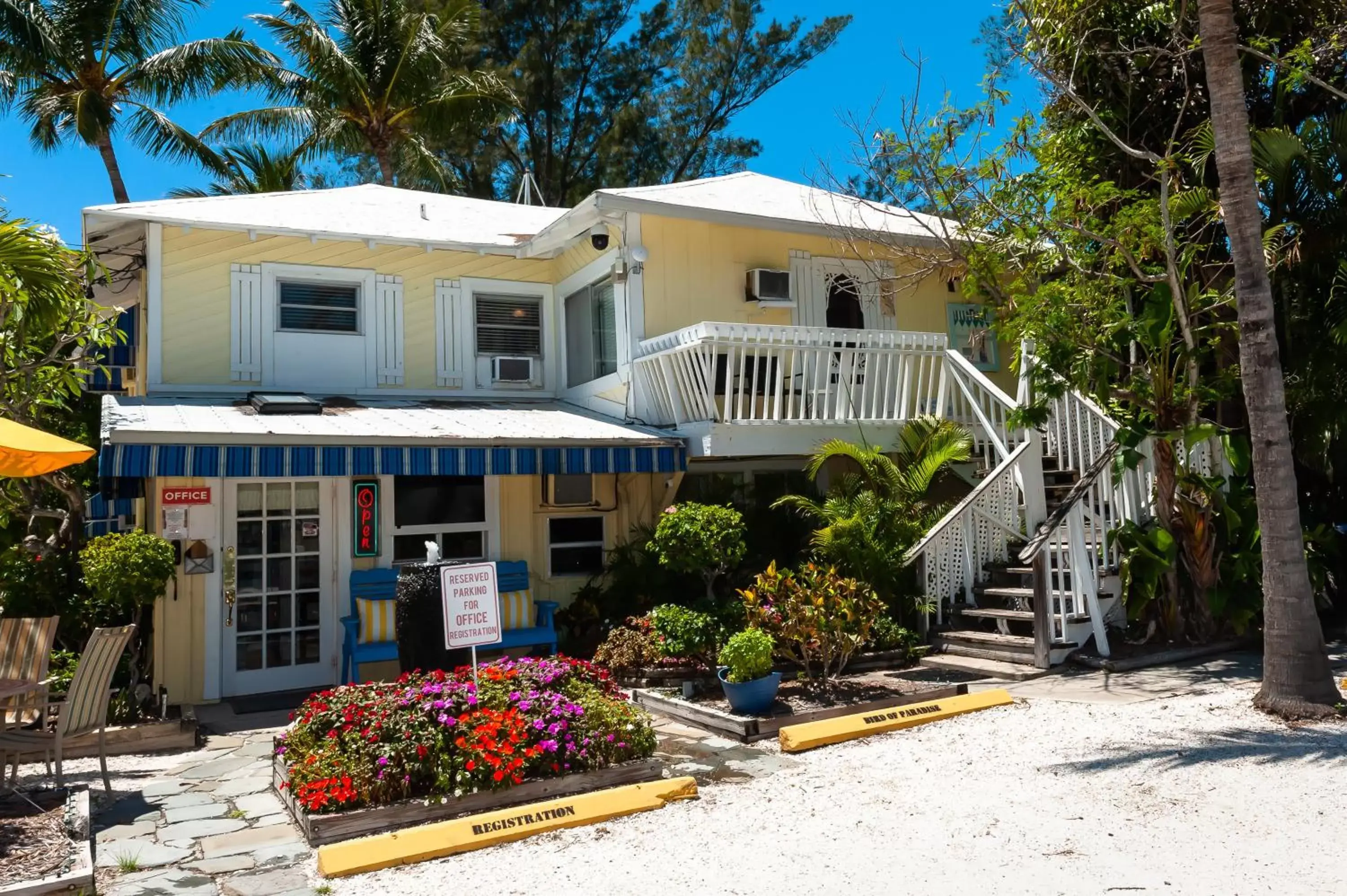 Property Building in Cedar Cove Resort & Cottages