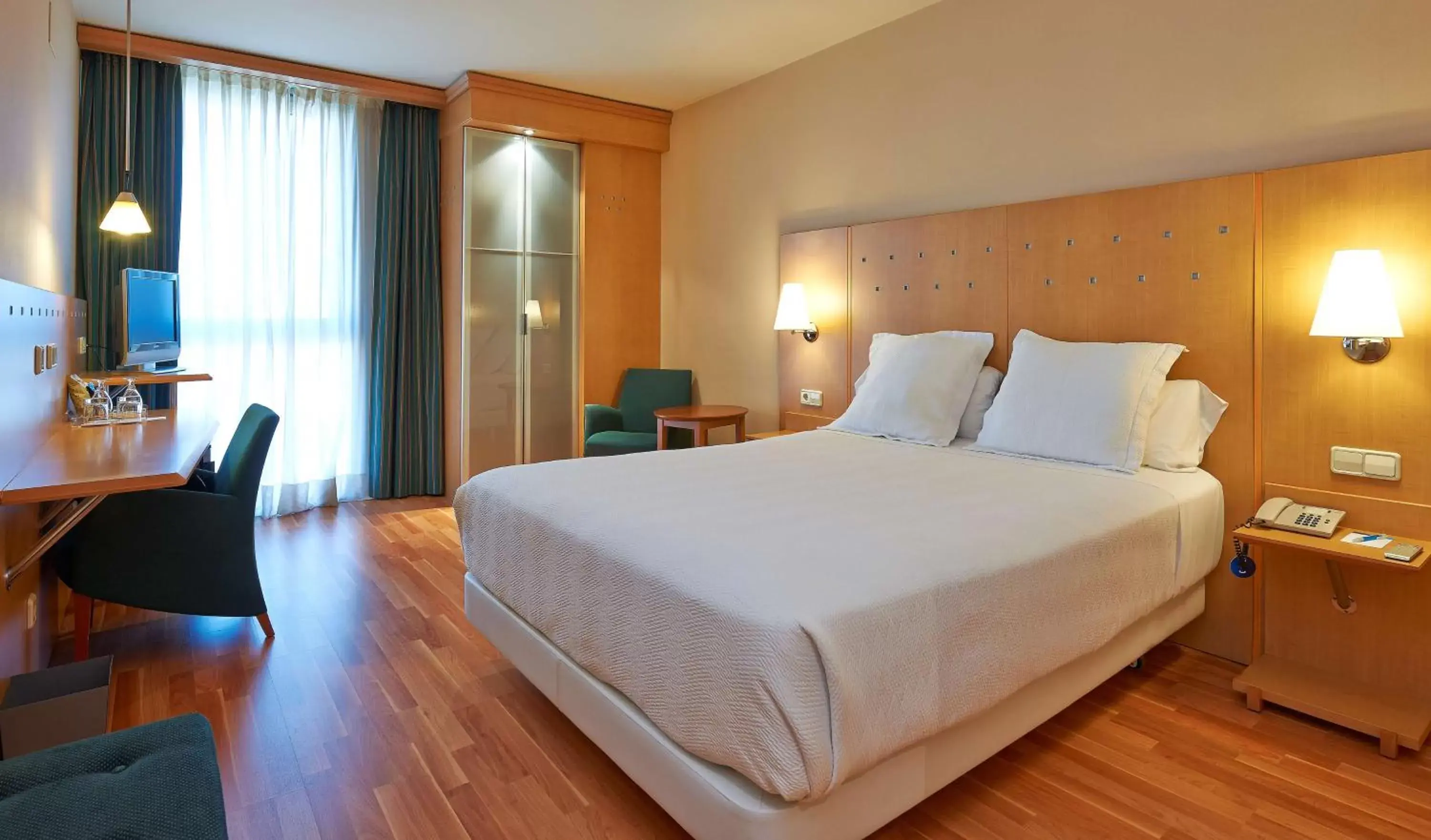 Photo of the whole room, Bed in Sercotel Porta Barcelona