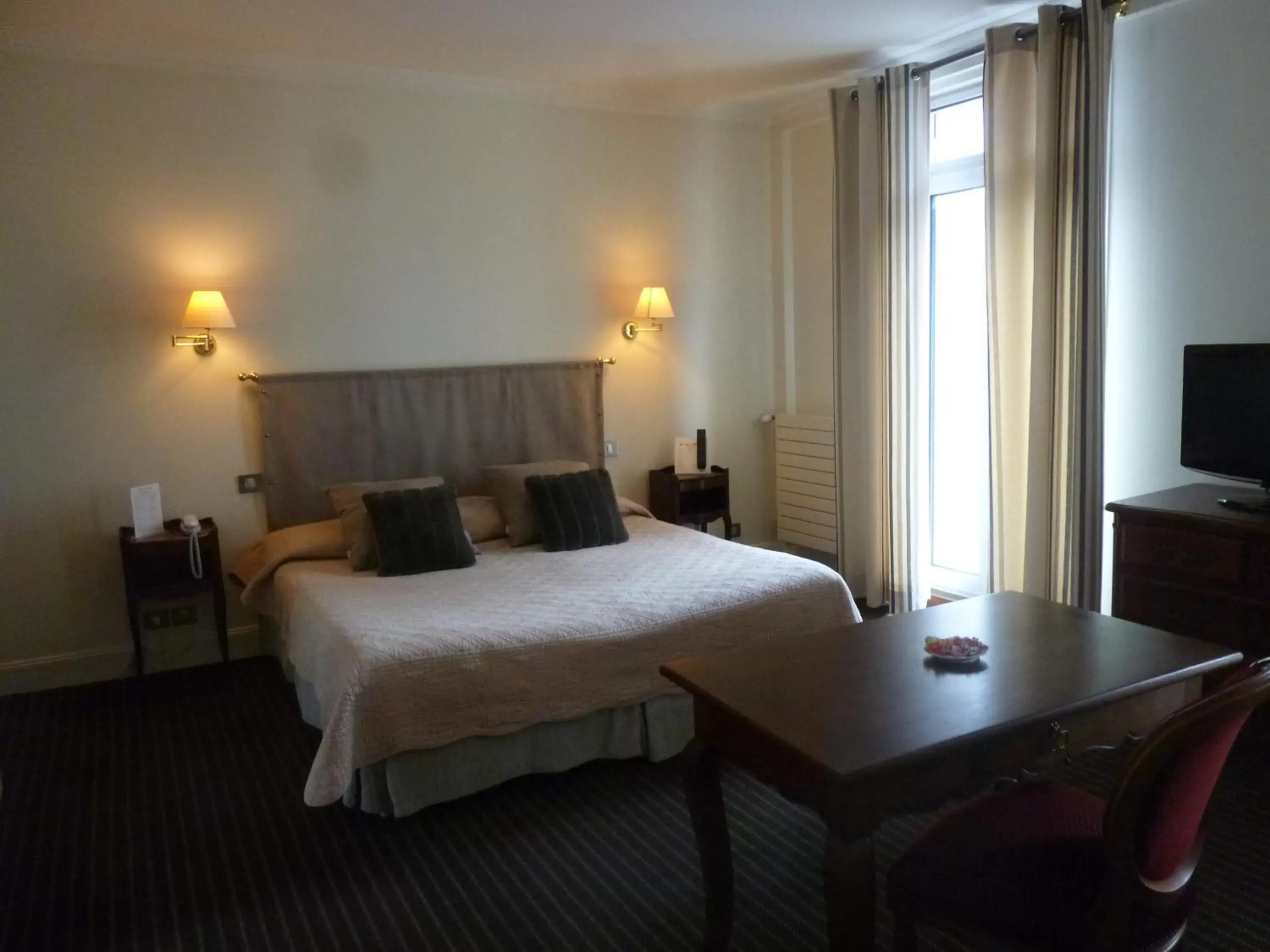 Photo of the whole room, Bed in Logis Hôtel Le Rivage