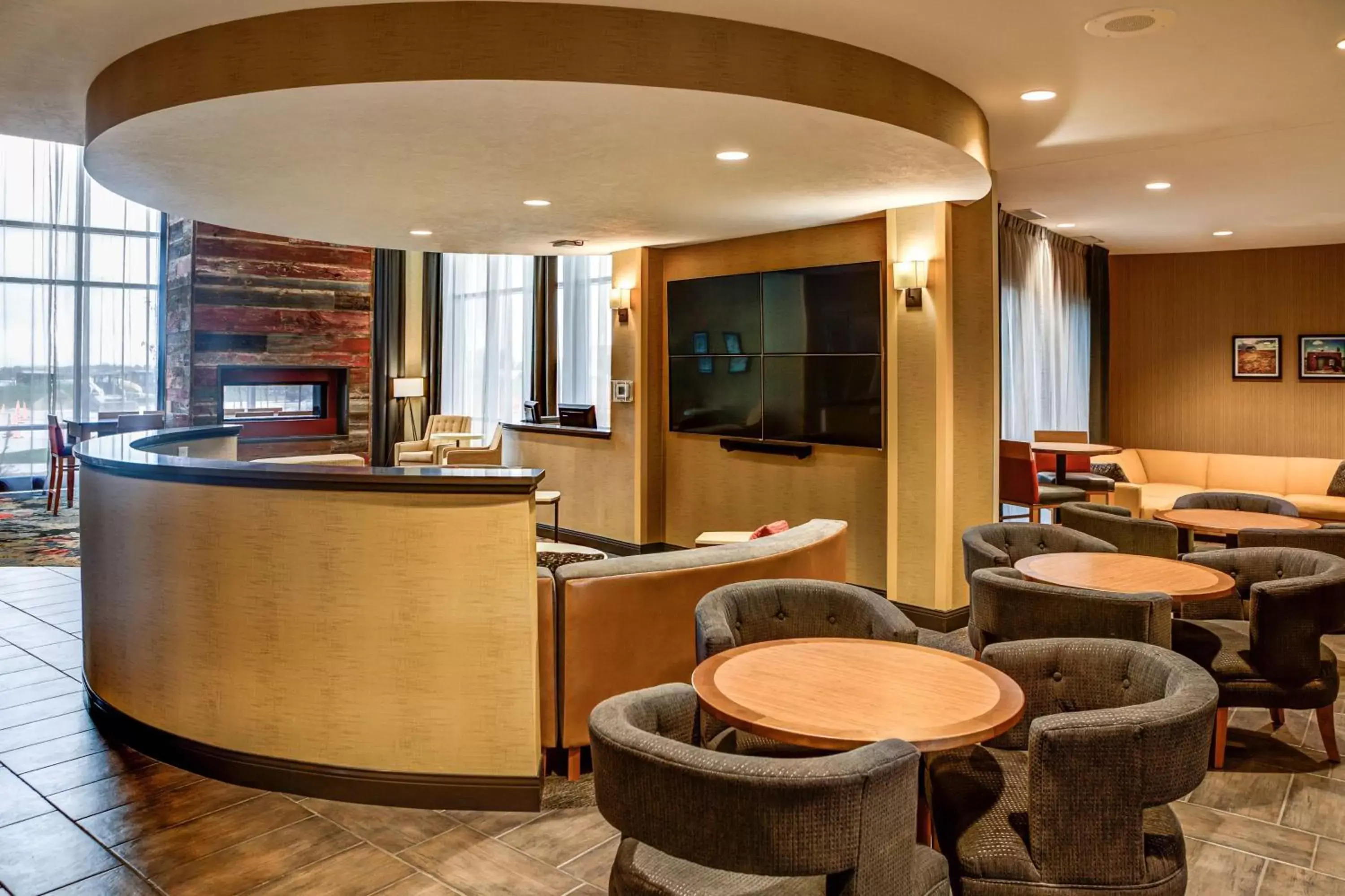 Lobby or reception, Lounge/Bar in DoubleTree by Hilton West Fargo Sanford Medical Center Area