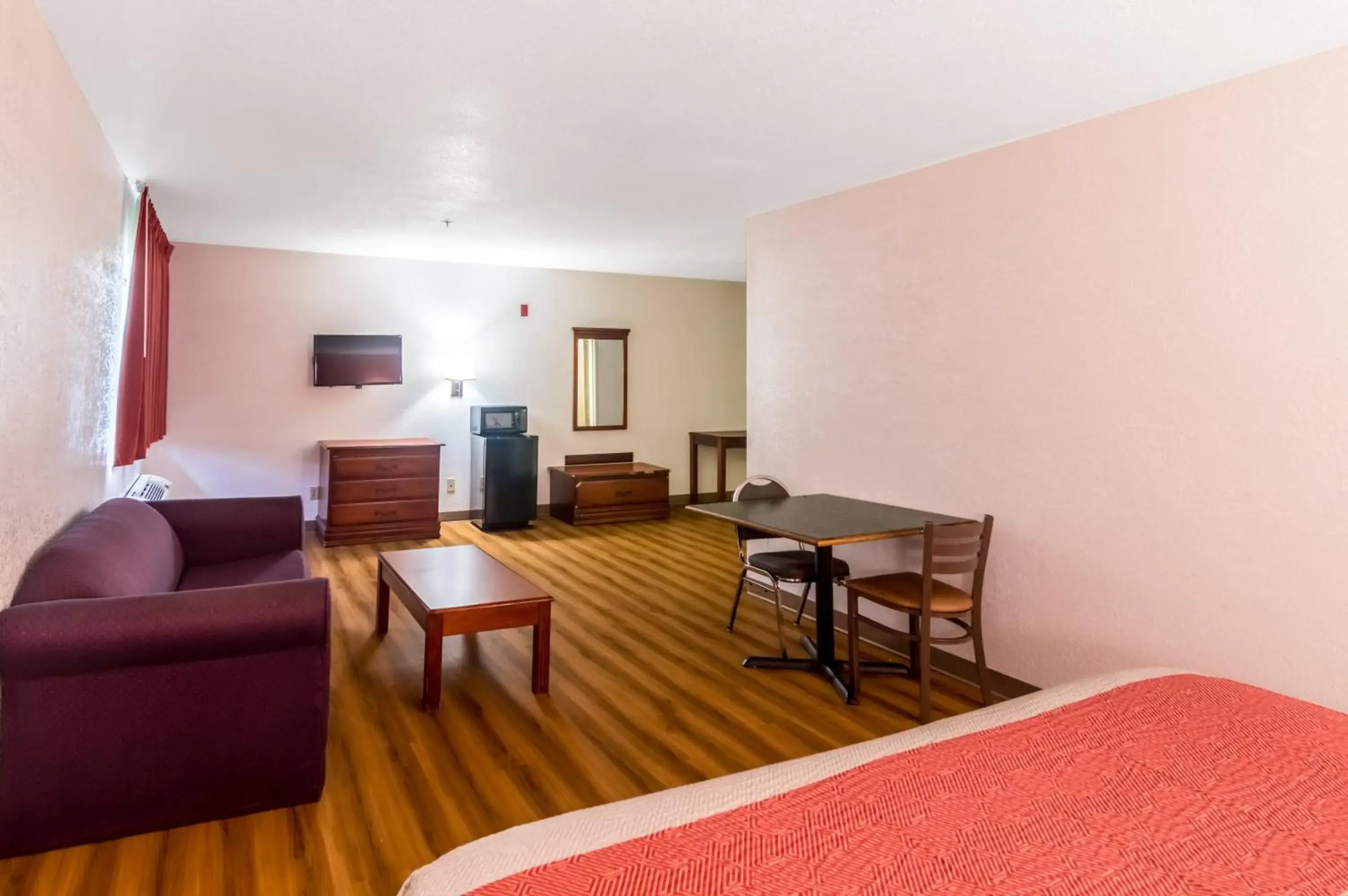 Bedroom, Seating Area in Motel 6-Oklahoma City, OK