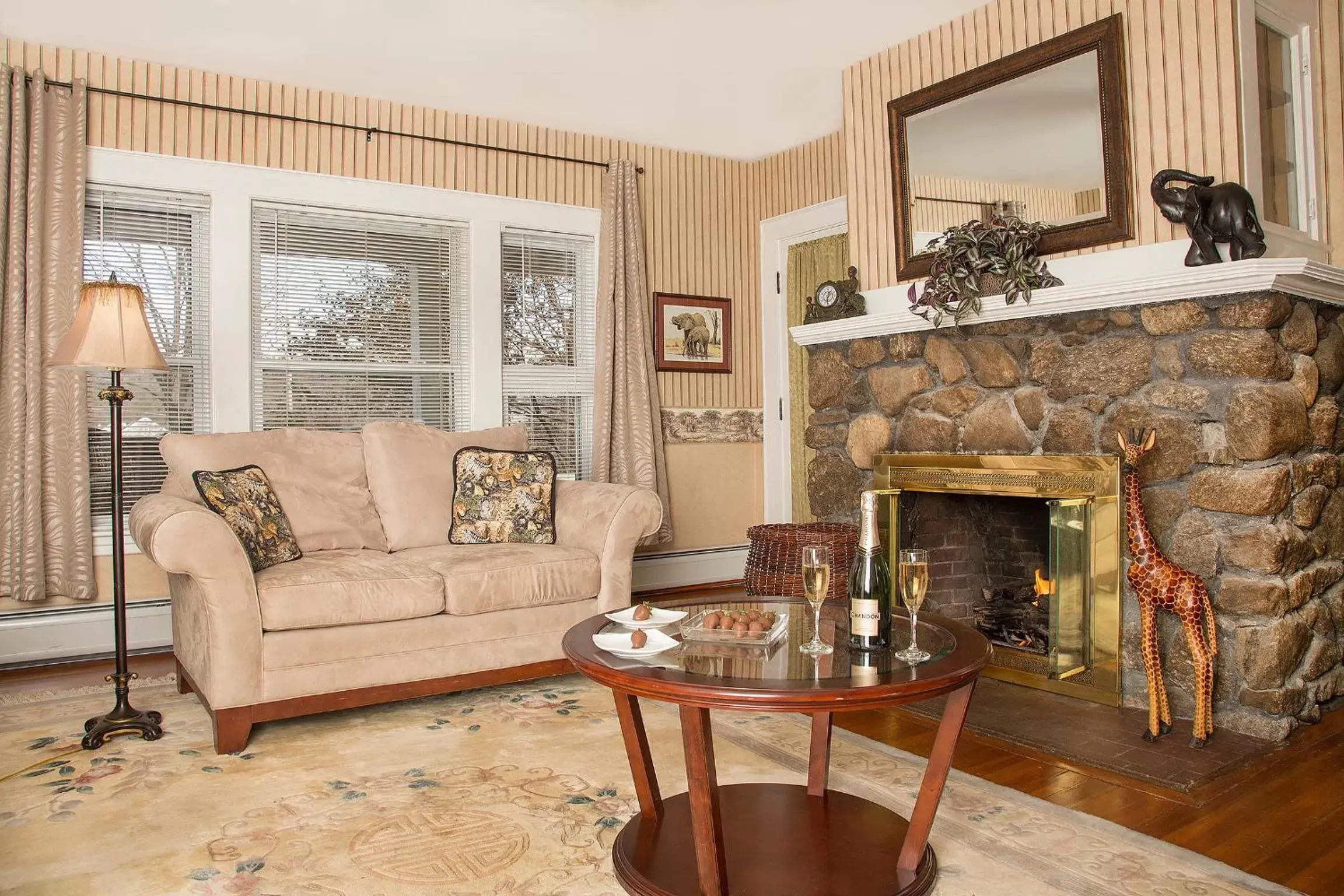 Roosevelt Luxury Suite - Dog Friendly in Glynn House Inn Roosevelt Luxury Suite - Dog Friendly in Glynn House Inn