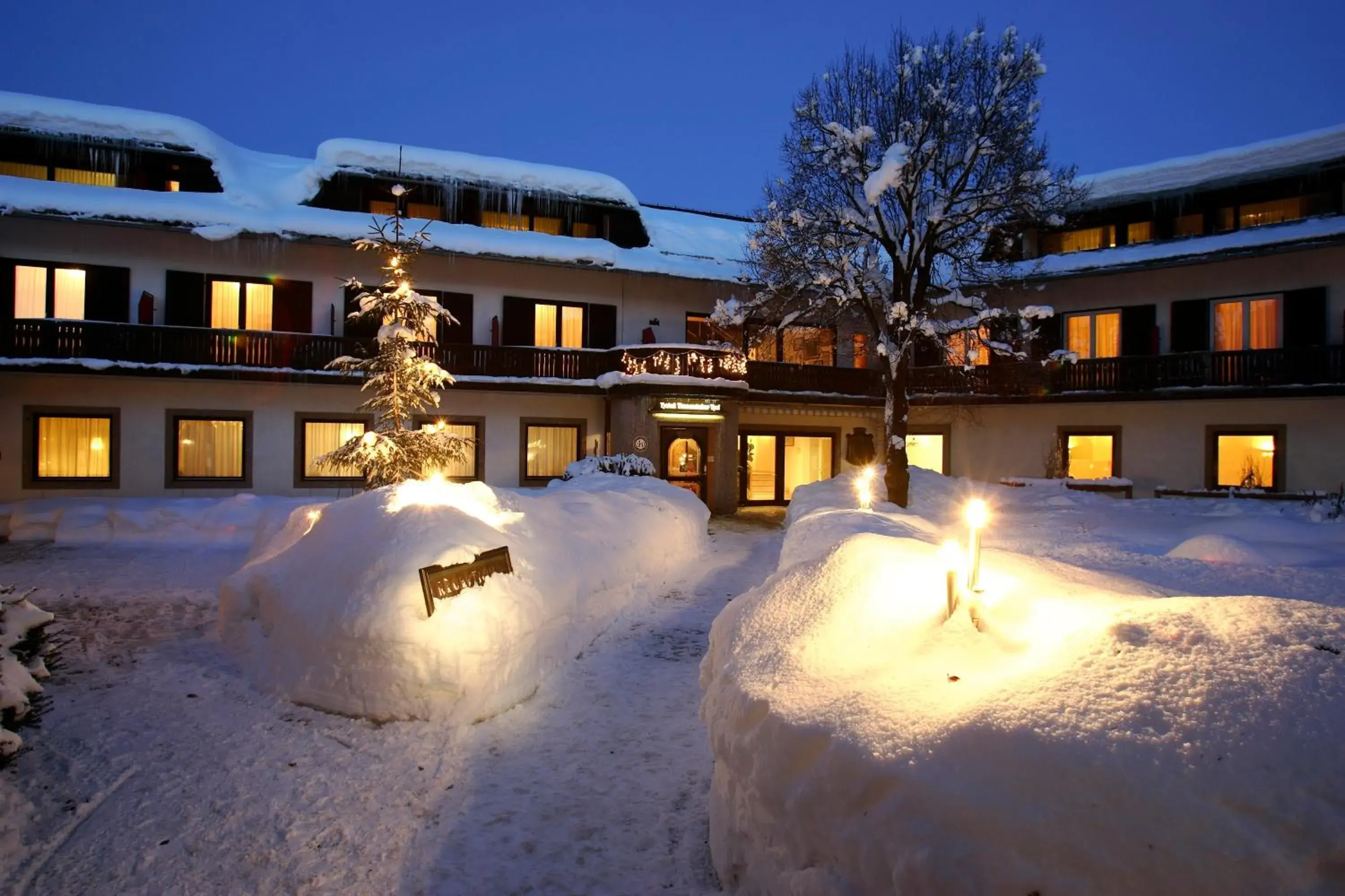 Facade/entrance, Winter in Landhotel Rosentaler Hof
