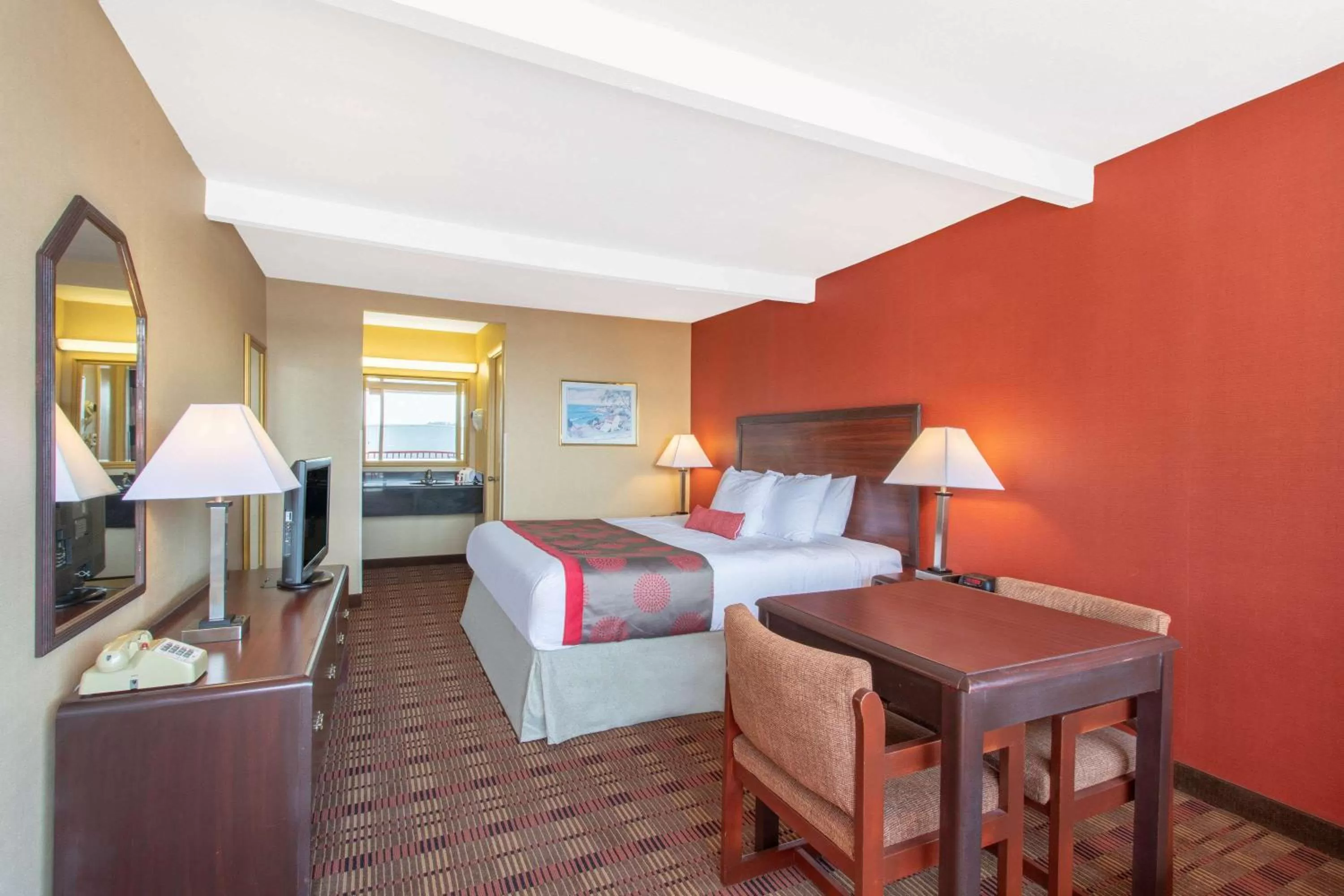 Photo of the whole room, Bed in Ramada Limited Cockeysville