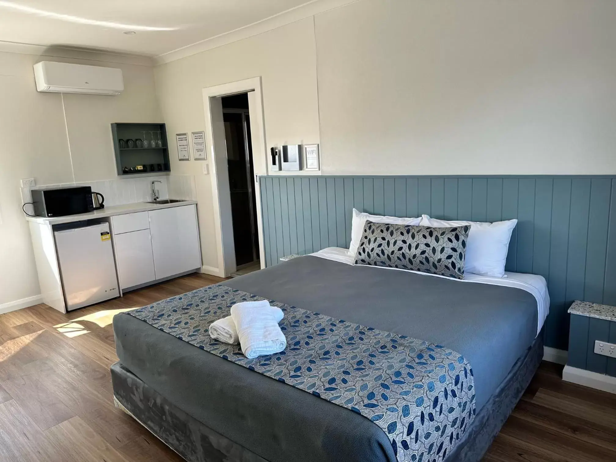 Photo of the whole room, Bed in Surf Beach Motel Newcastle
