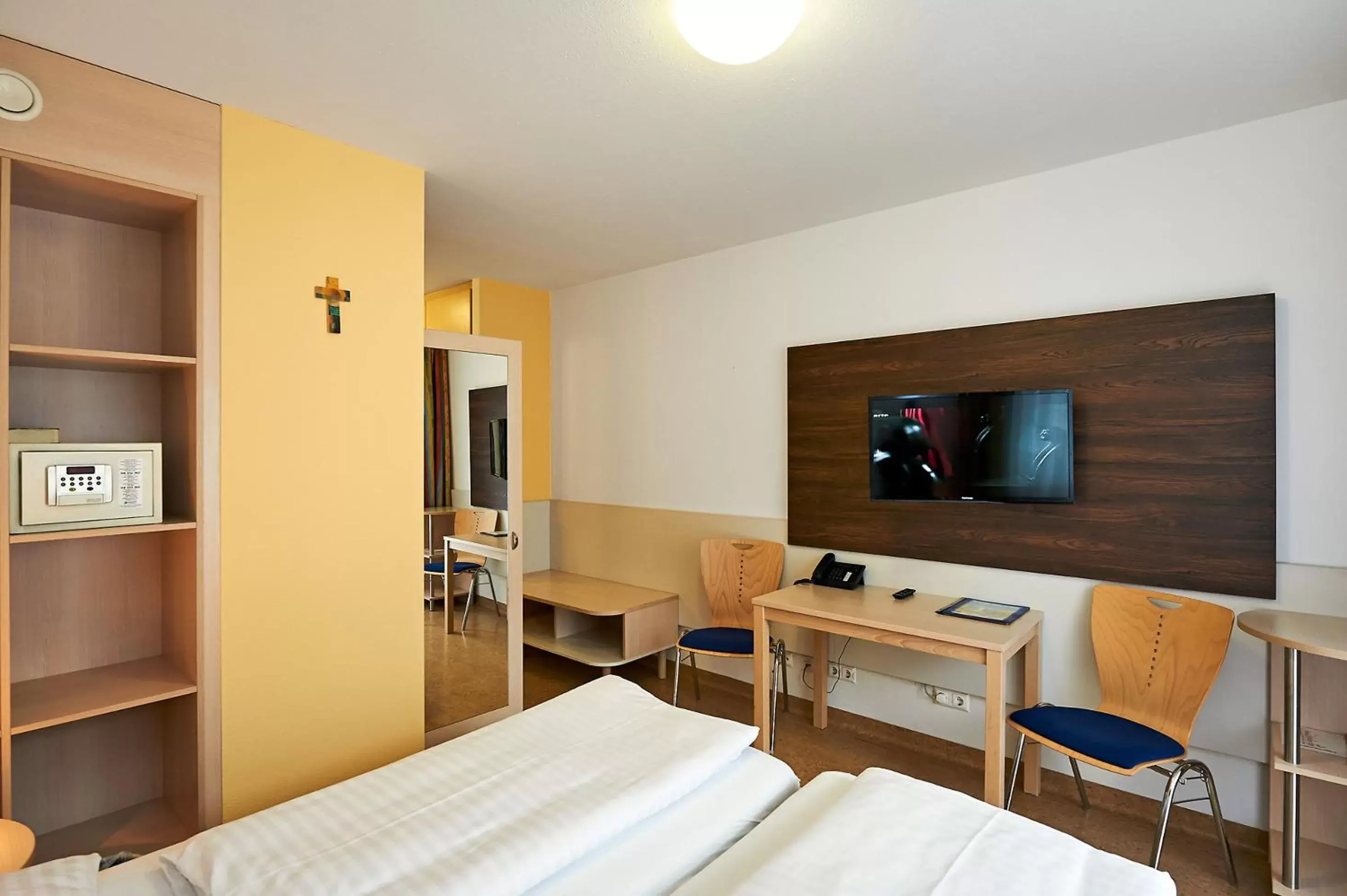 Photo of the whole room, TV/Entertainment Center in Hotel Kolping Wien Zentral