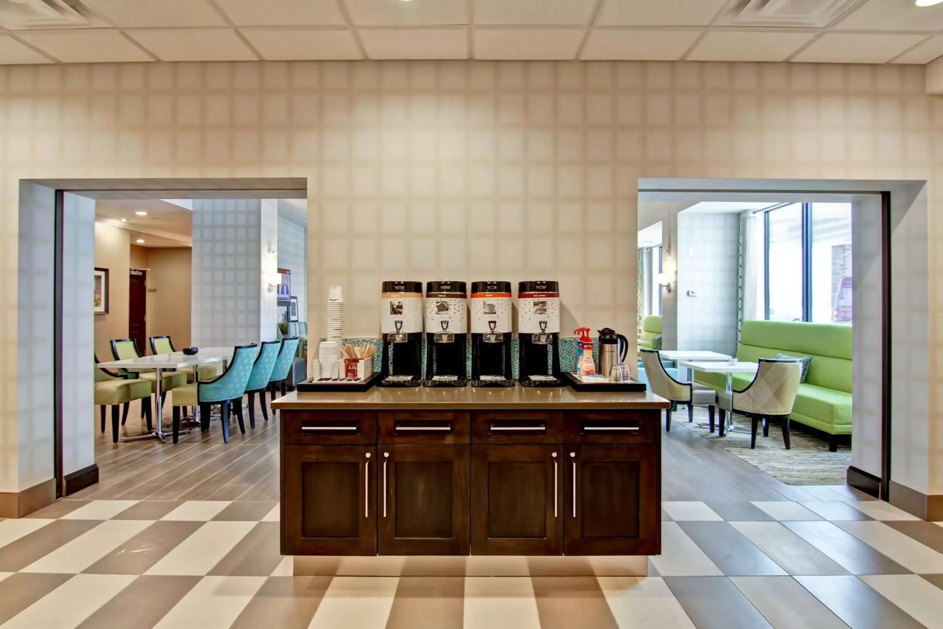 Dining area, Restaurant/Places to Eat in Hampton Inn & Suites by Hilton Saskatoon Airport