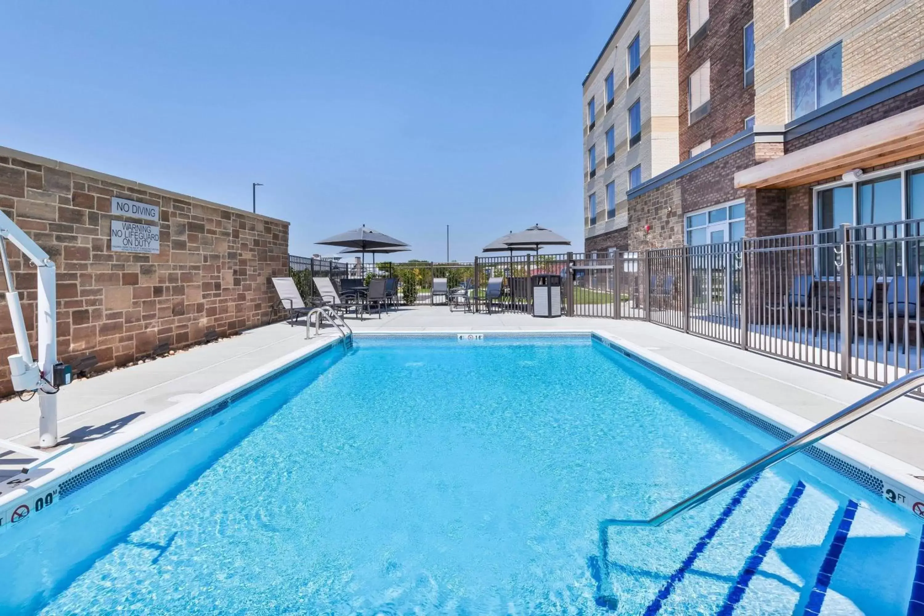 Swimming Pool in Fairfield Inn & Suites by Marriott Cincinnati Airport South/Florence