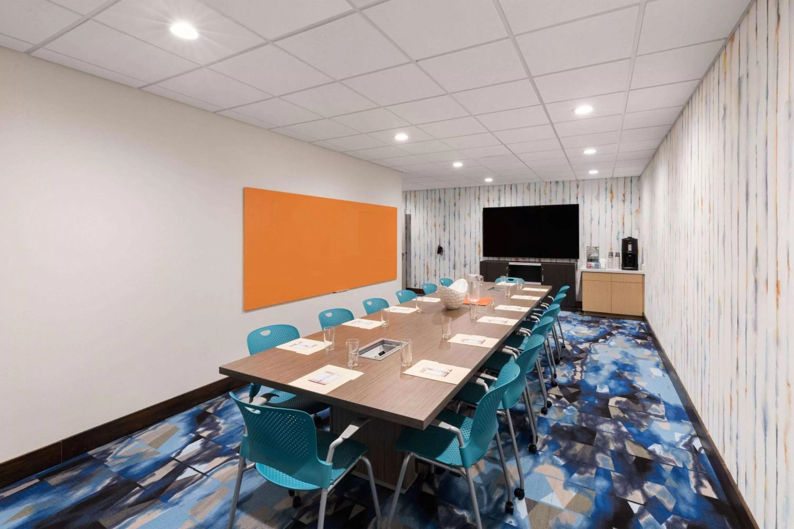 Meeting/conference room in Hawthorn Extended Stay by Wyndham Kingwood Houston