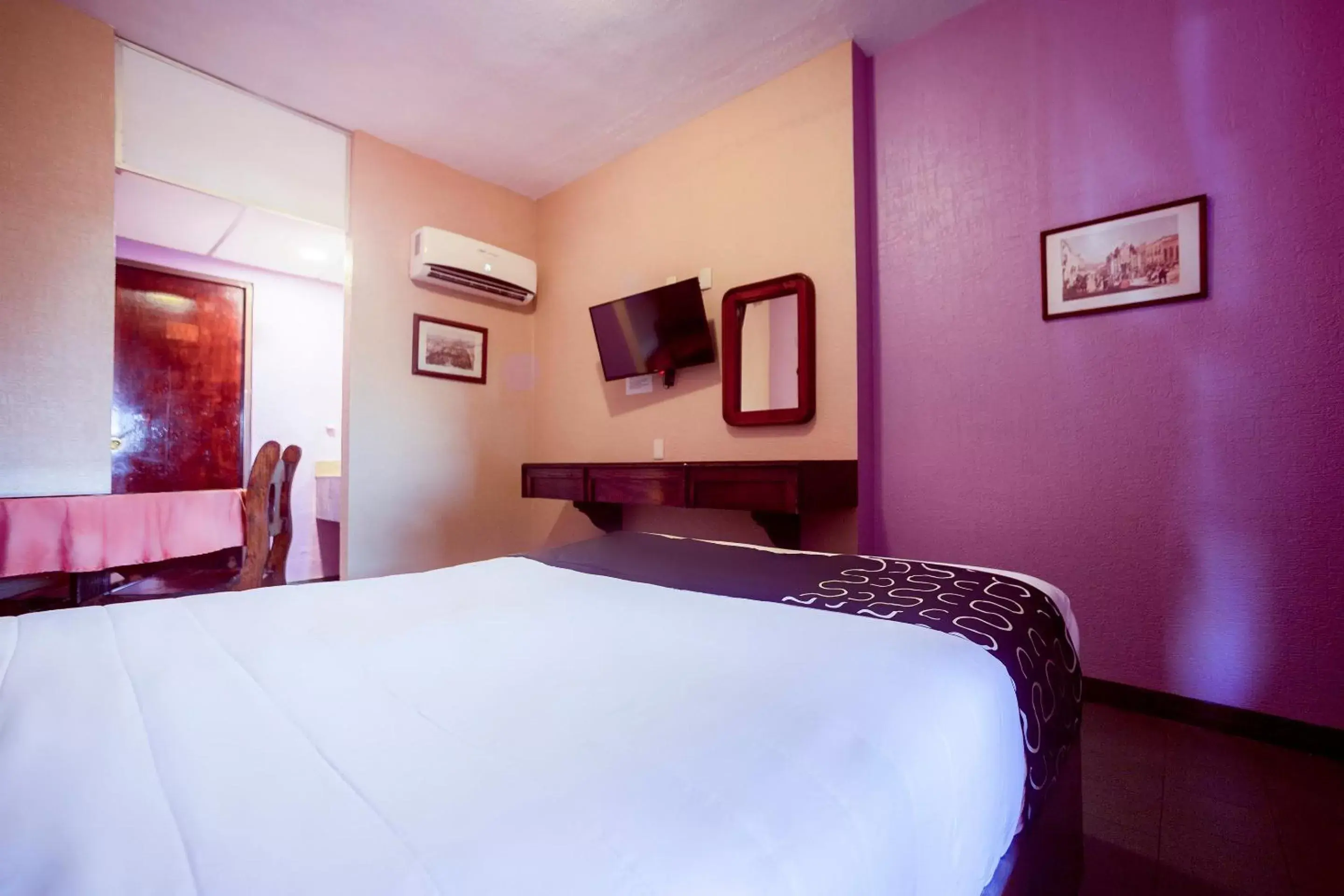 Bedroom, Bed in CAPITAL O Hotel La Silla
