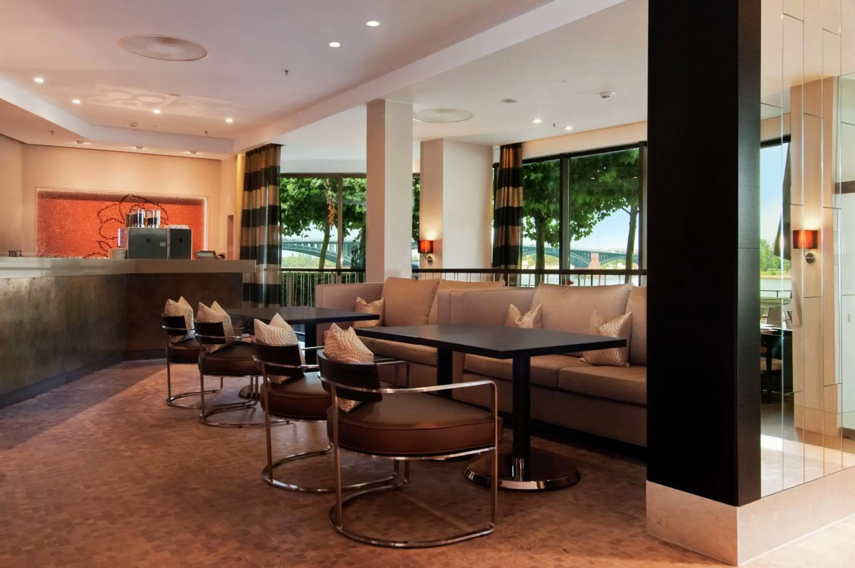 Dining area, Lounge/Bar in Hilton Mainz