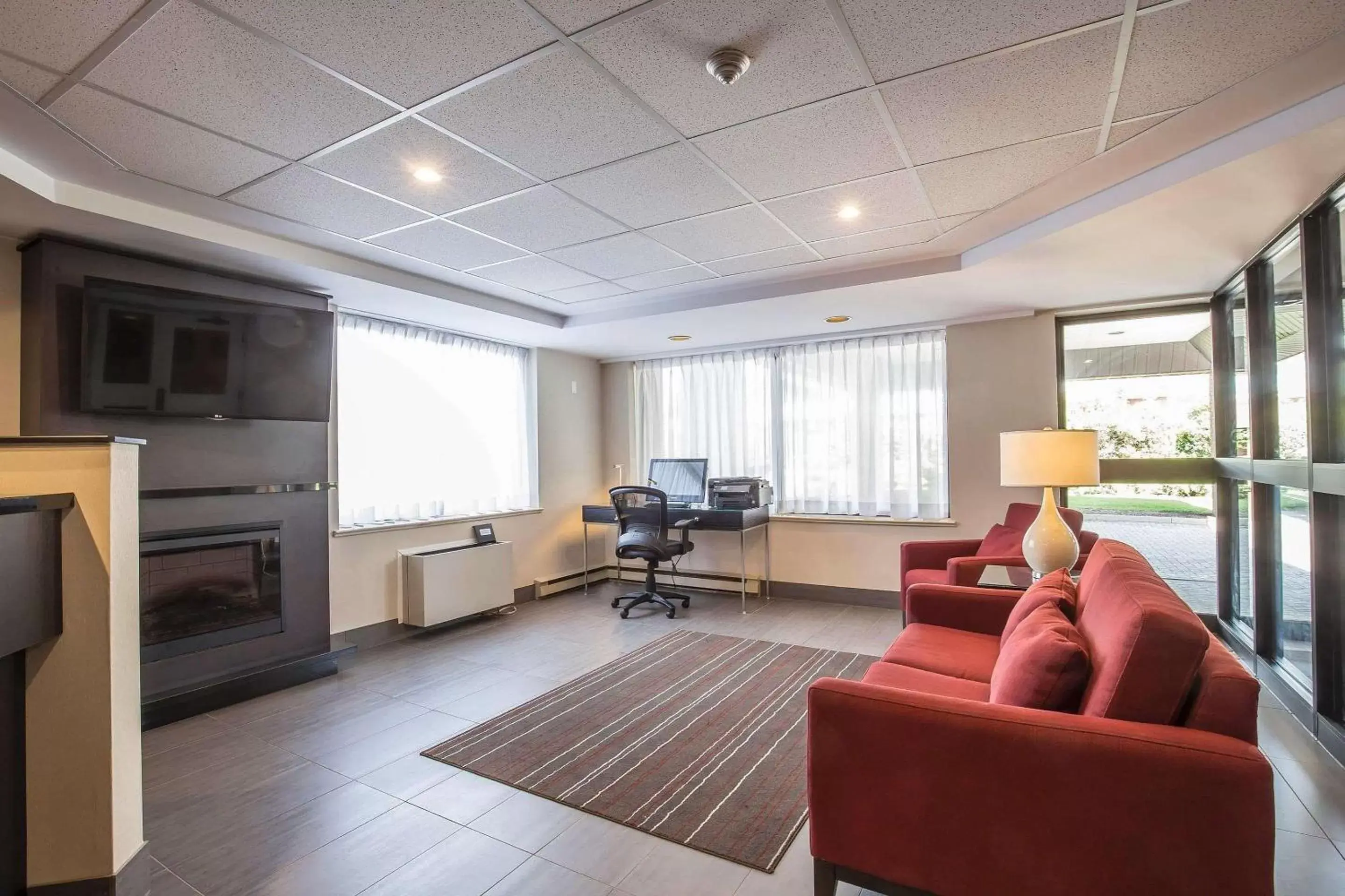 Lobby or reception, Seating Area in Comfort Inn Pickering