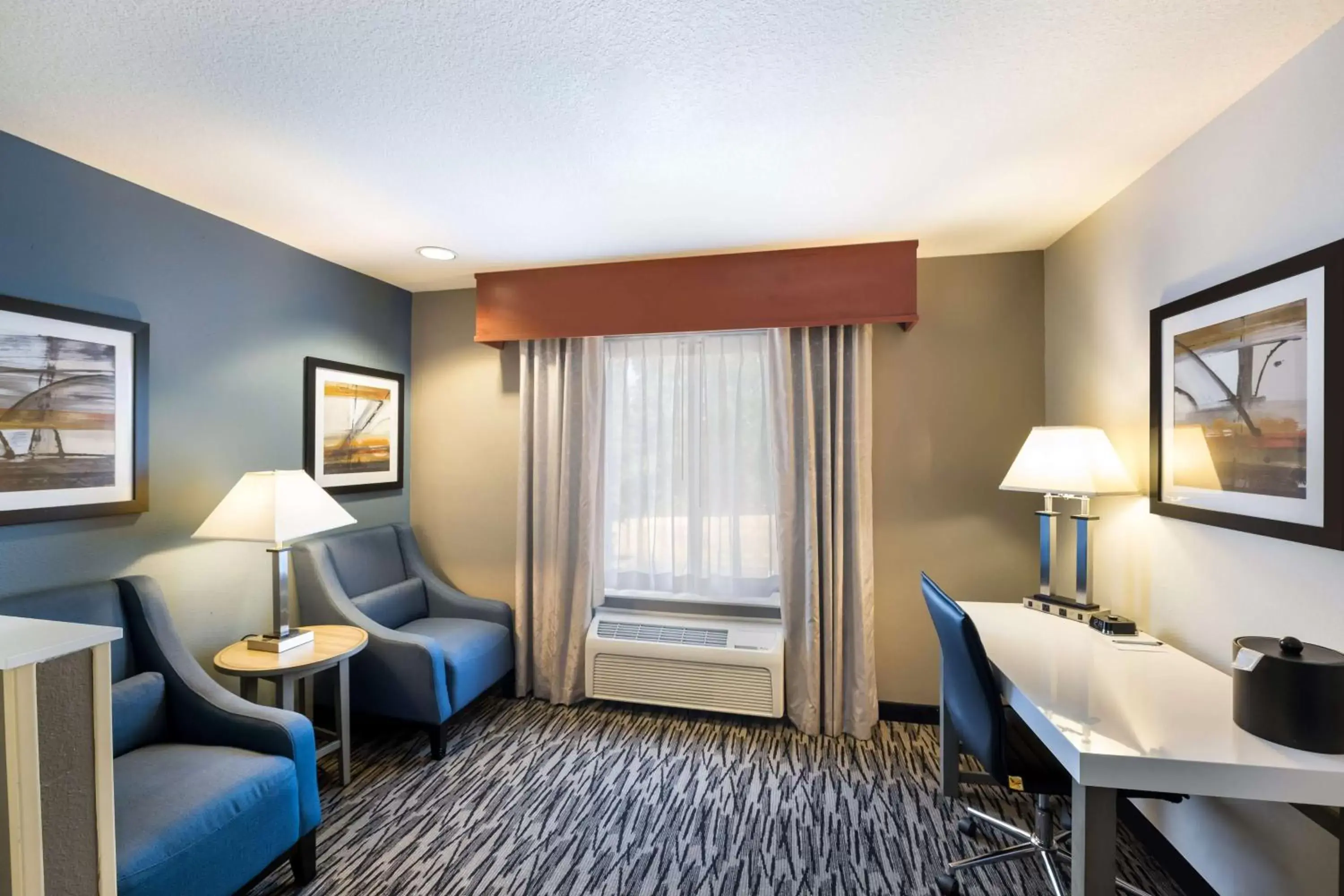 Bedroom, Seating Area in Best Western University Inn and Suites