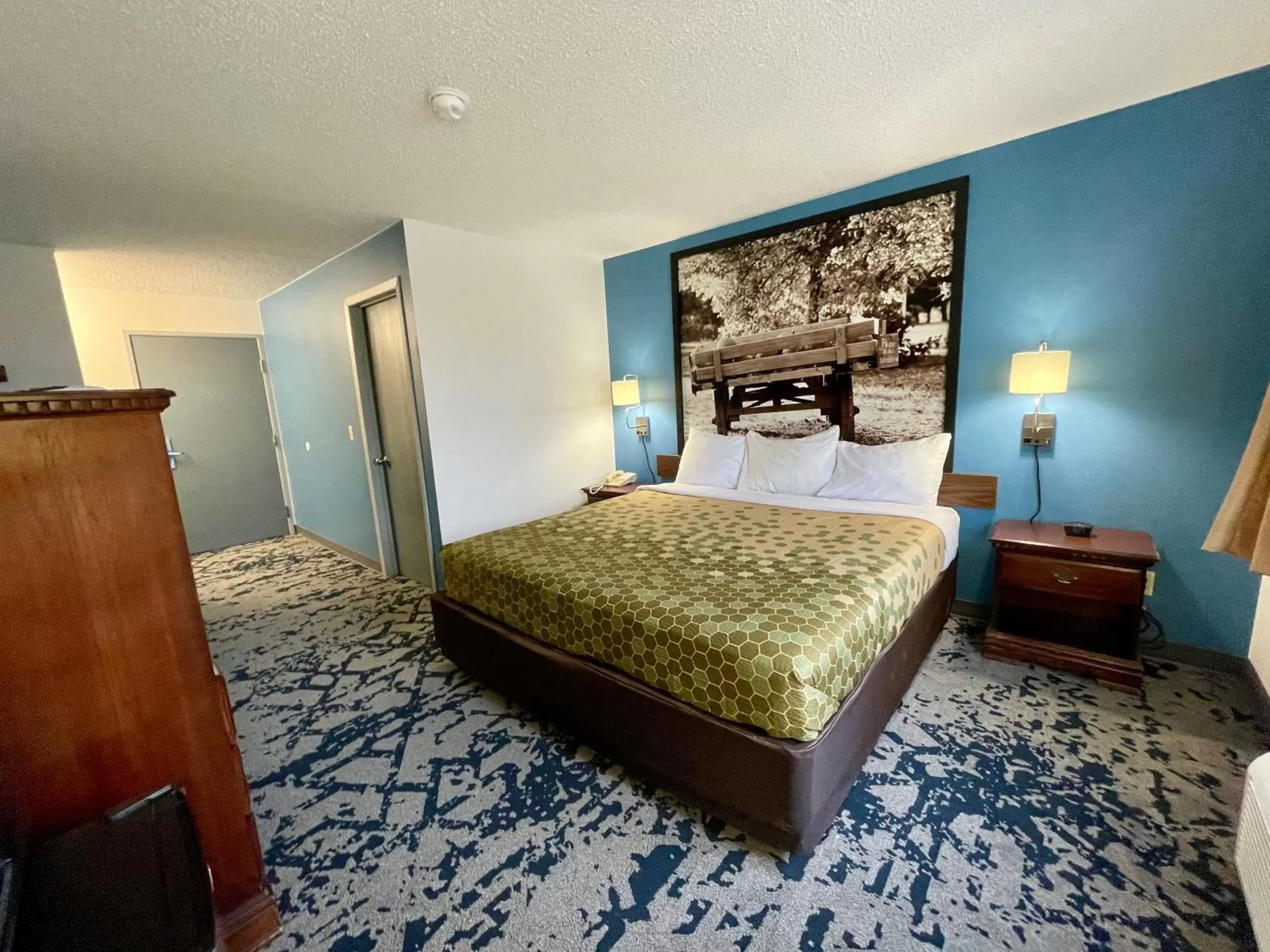 Photo of the whole room, Bed in Rodeway Inn near I-35 Lamoni
