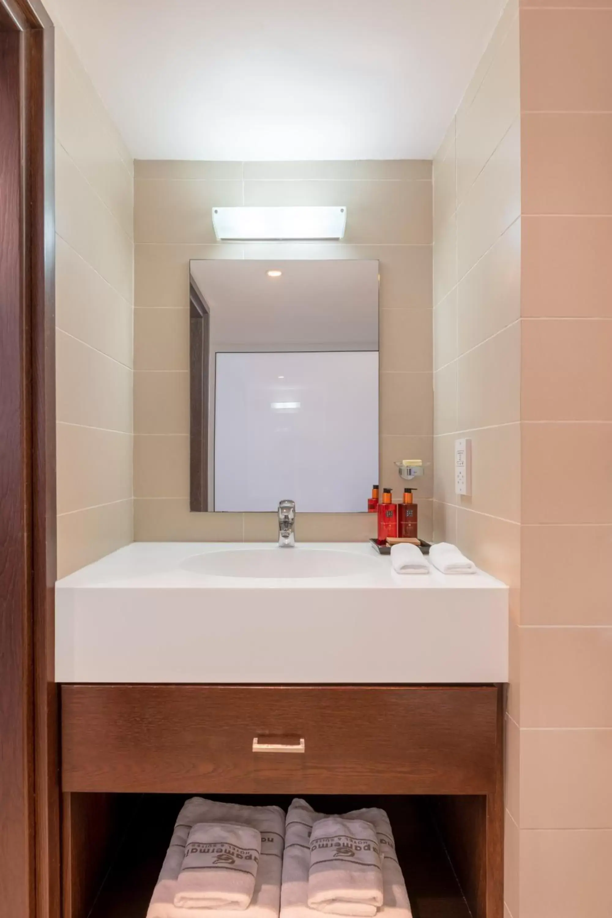 Bathroom in Napa Mermaid Hotel & Suites