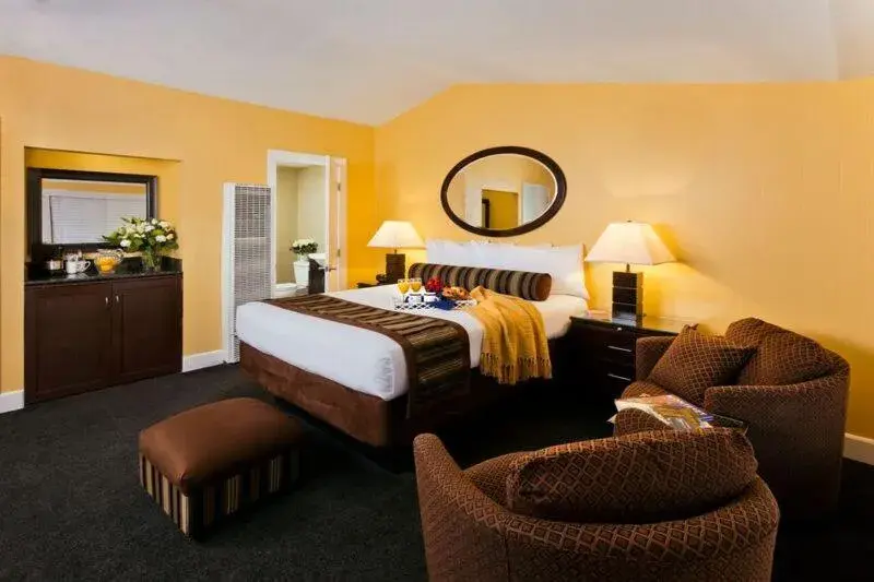 Standard Queen Room in Monterey Peninsula Inn