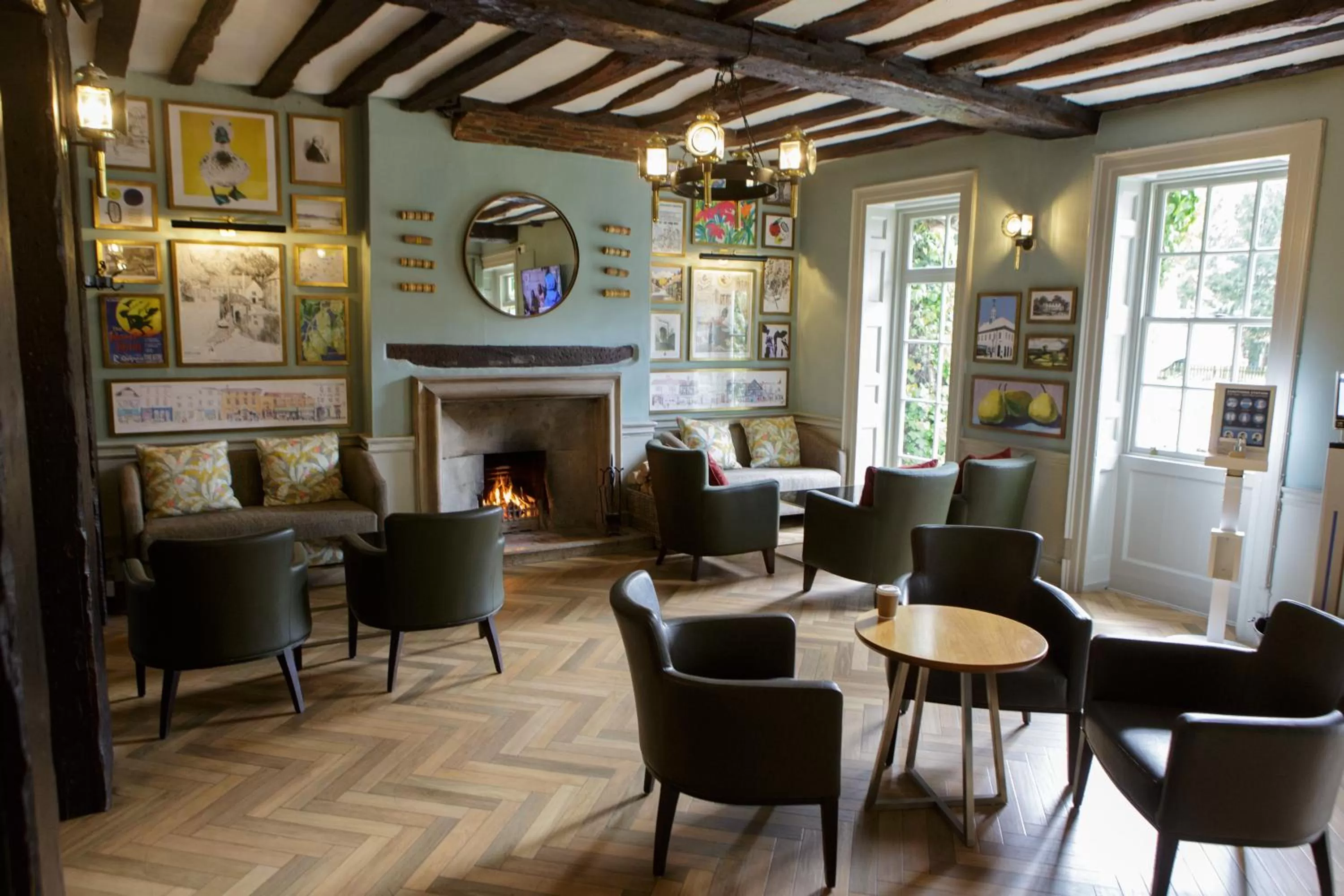 Lounge or bar in Bush Hotel Farnham
