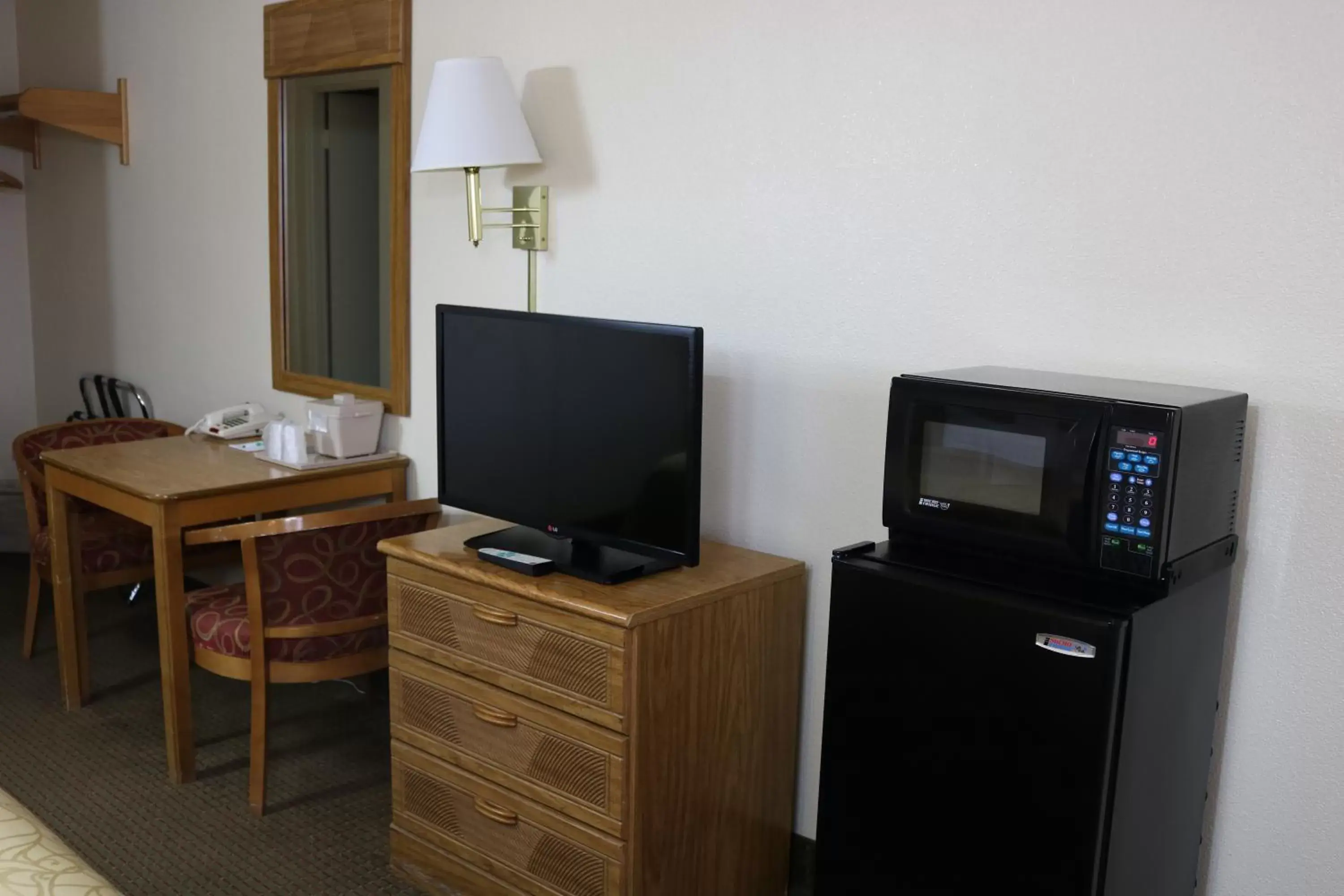 TV and multimedia, TV/Entertainment Center in Highland Country Inn Flagstaff