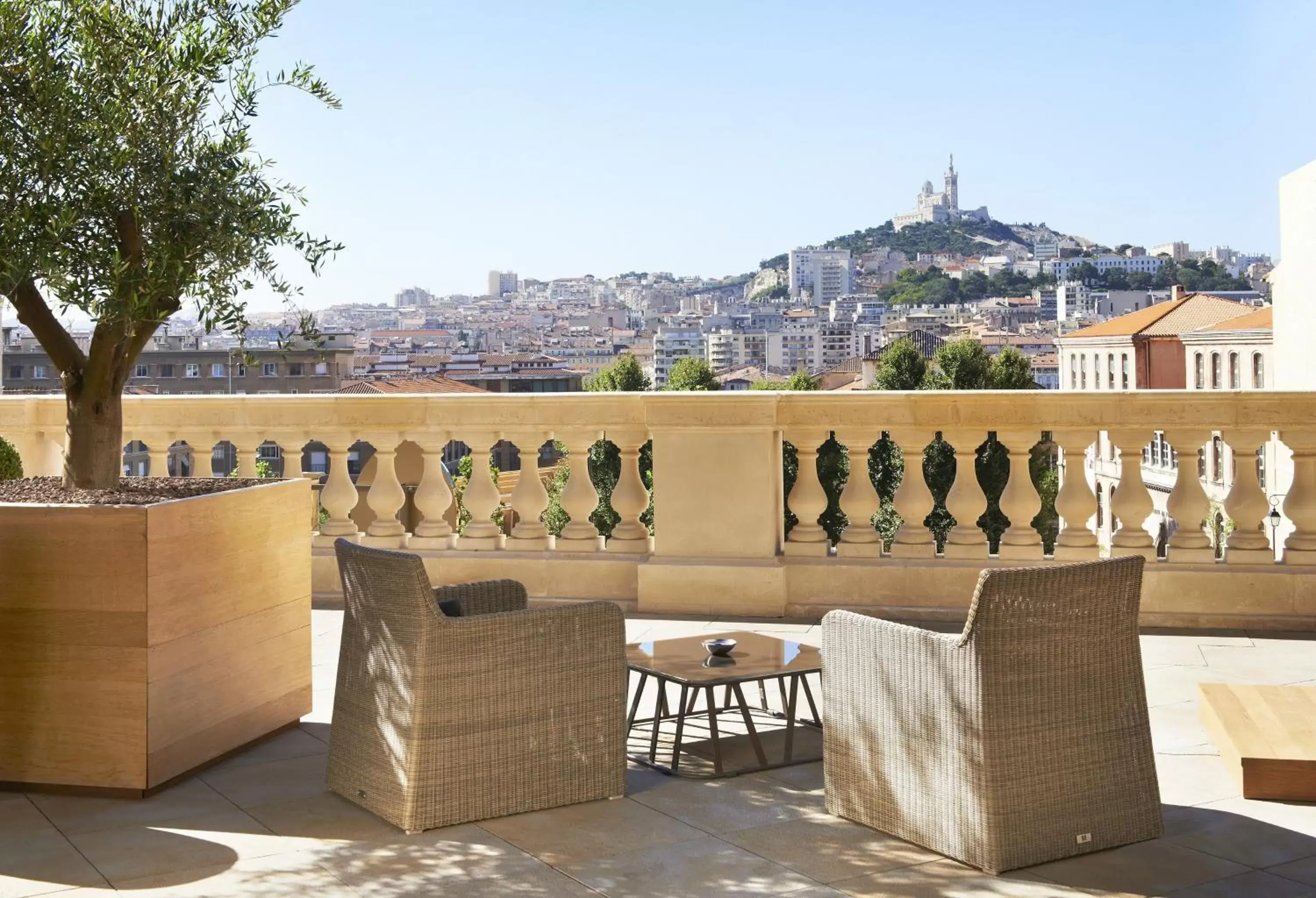 Lounge or bar in InterContinental Marseille - Hotel Dieu, an IHG Hotel