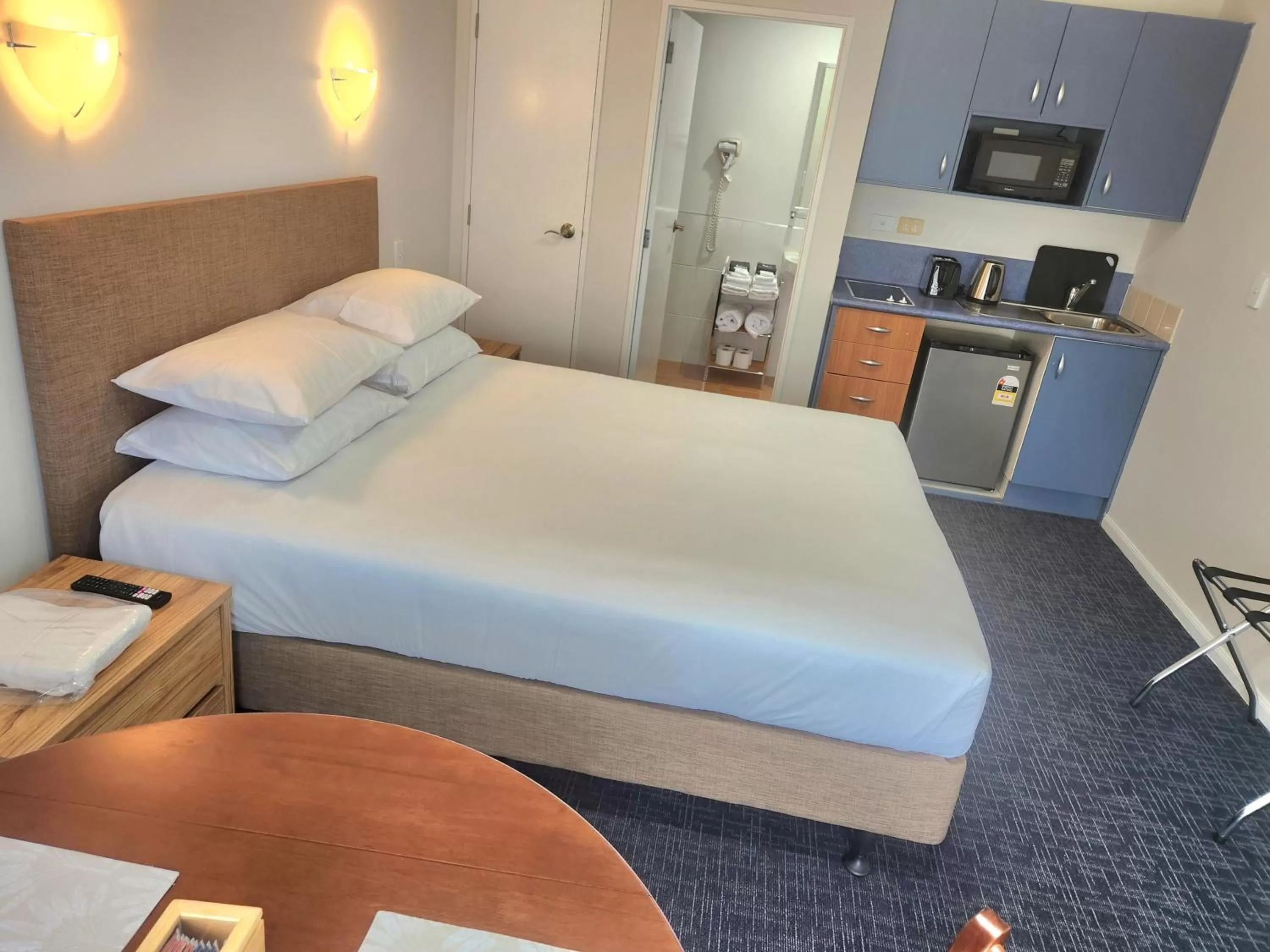 Bed in Botany Palms Motel