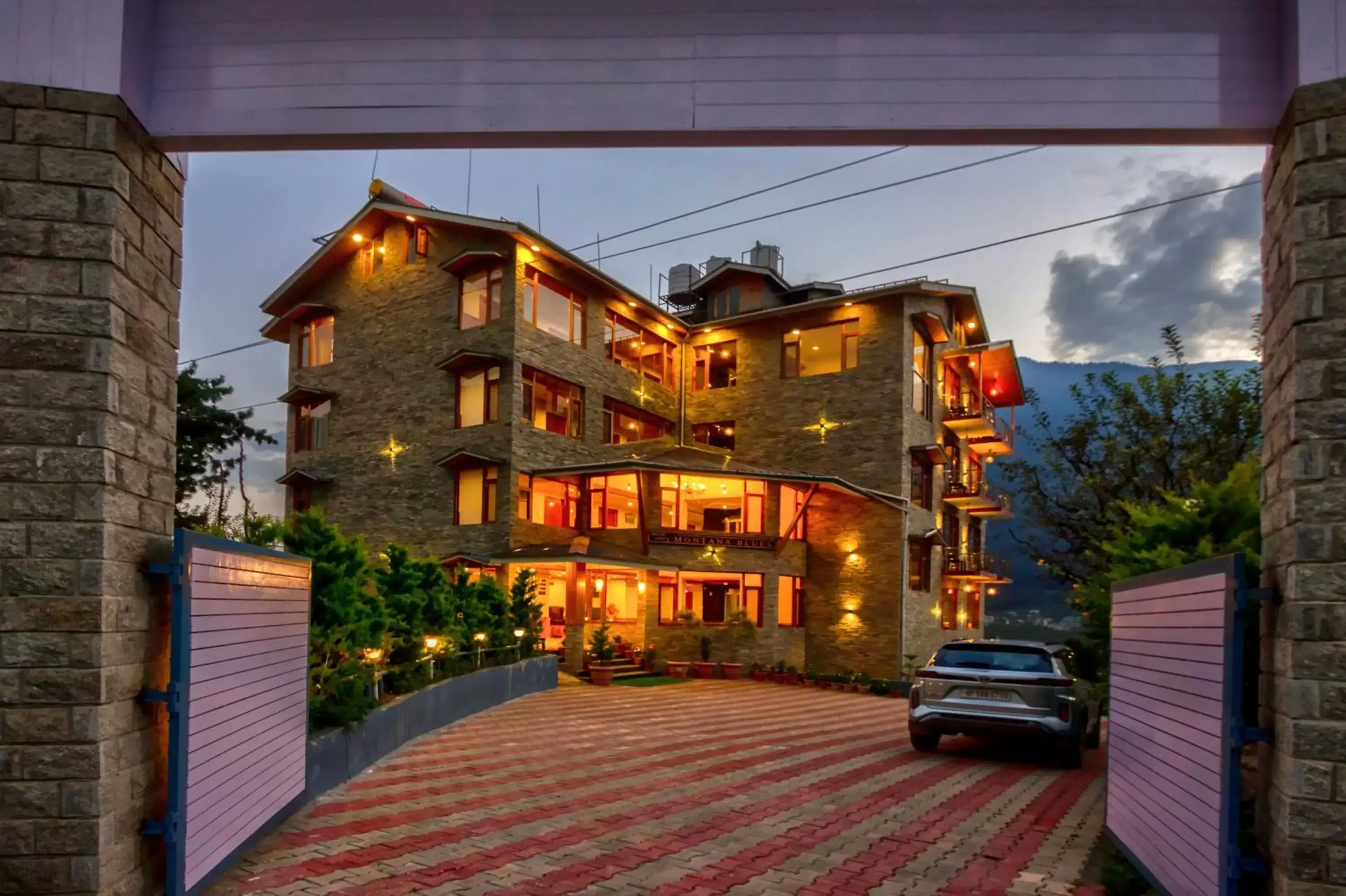 Property building in Snow City's Montana Blues Resort Manali - Heated & Air-Cooled Stay Property building in Snow City's Montana Blues Resort Manali - Heated & Air-Cooled Stay