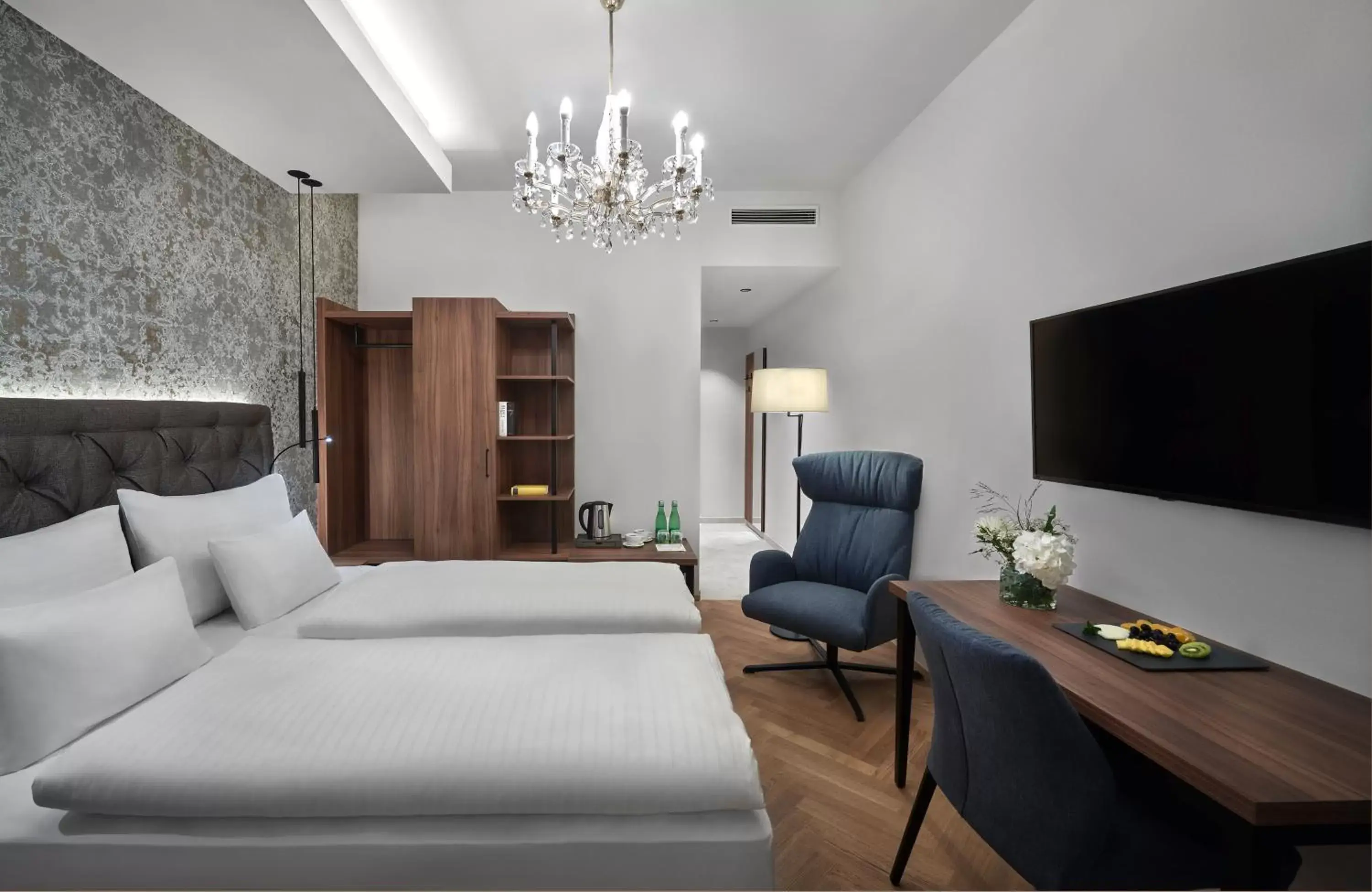 Bedroom, Bed in Hotel Schwarzer Adler Innsbruck