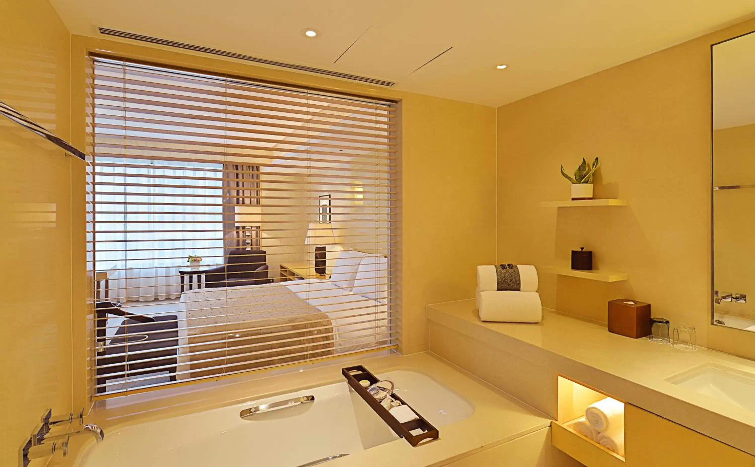 Shower, Seating Area in Marco Polo Wuhan Hotel