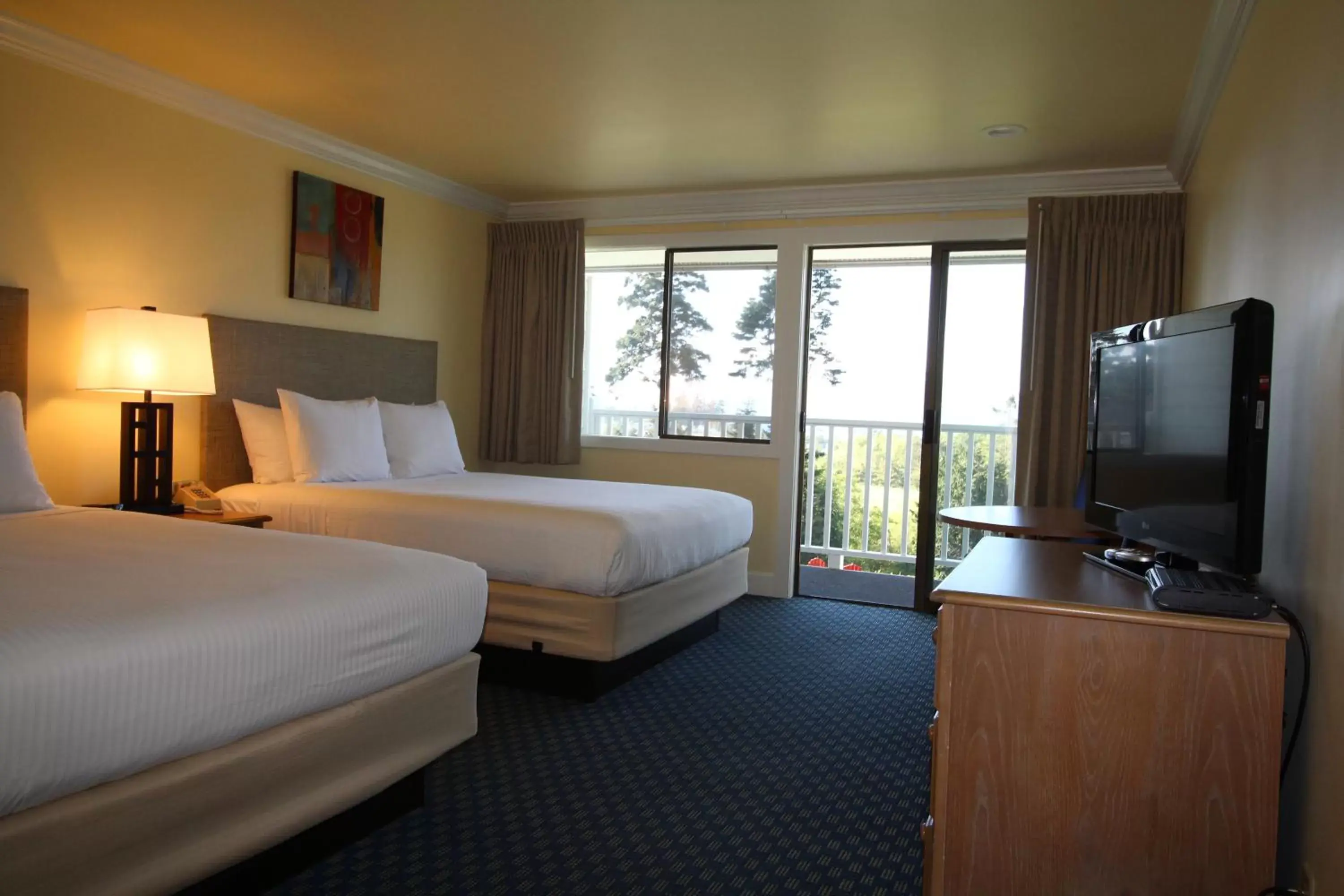 Photo of the whole room, TV/Entertainment Center in Anacortes Ship Harbor Inn