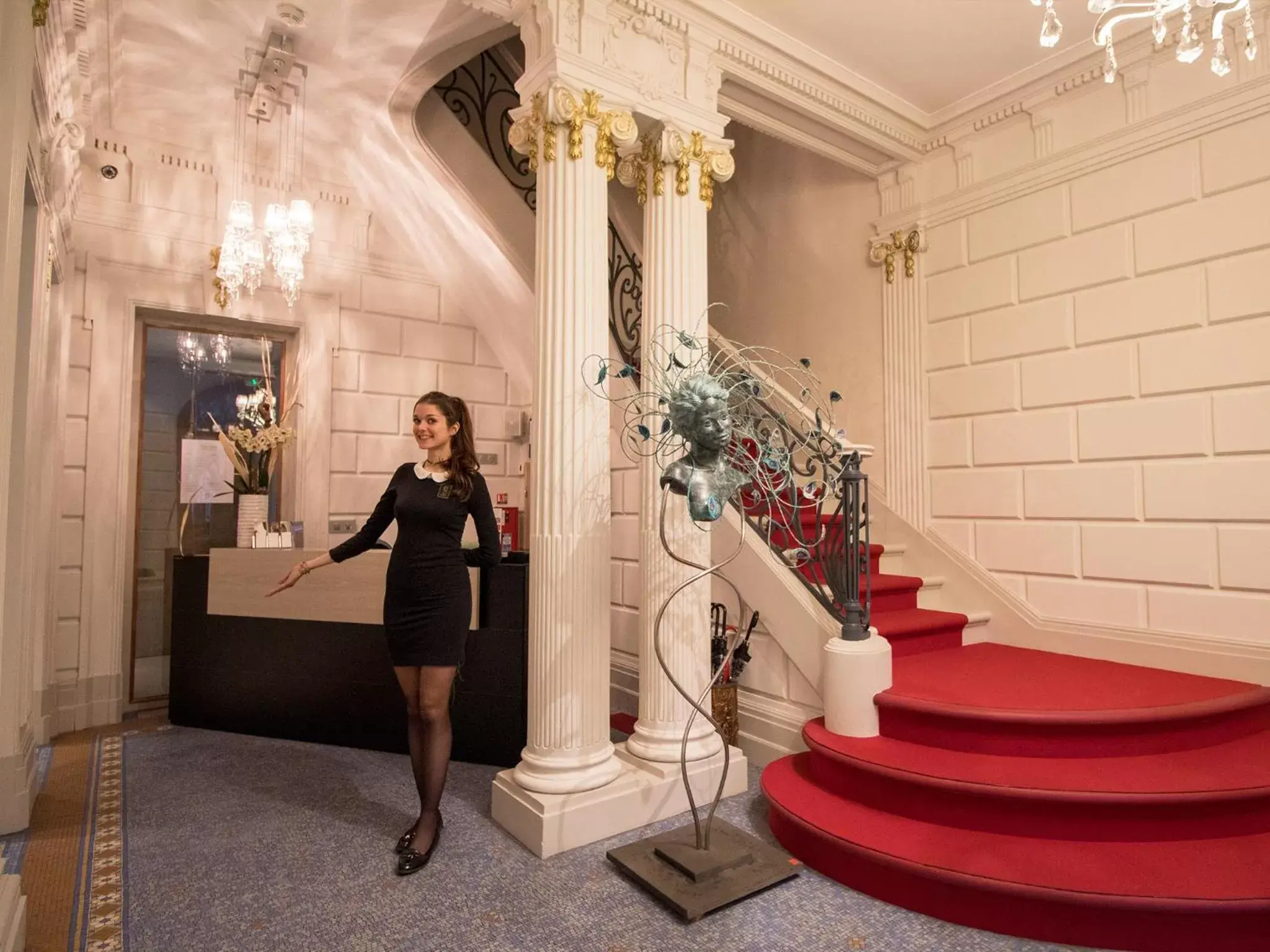 Lobby or reception in Hotel des Quinconces Bordeaux Centre