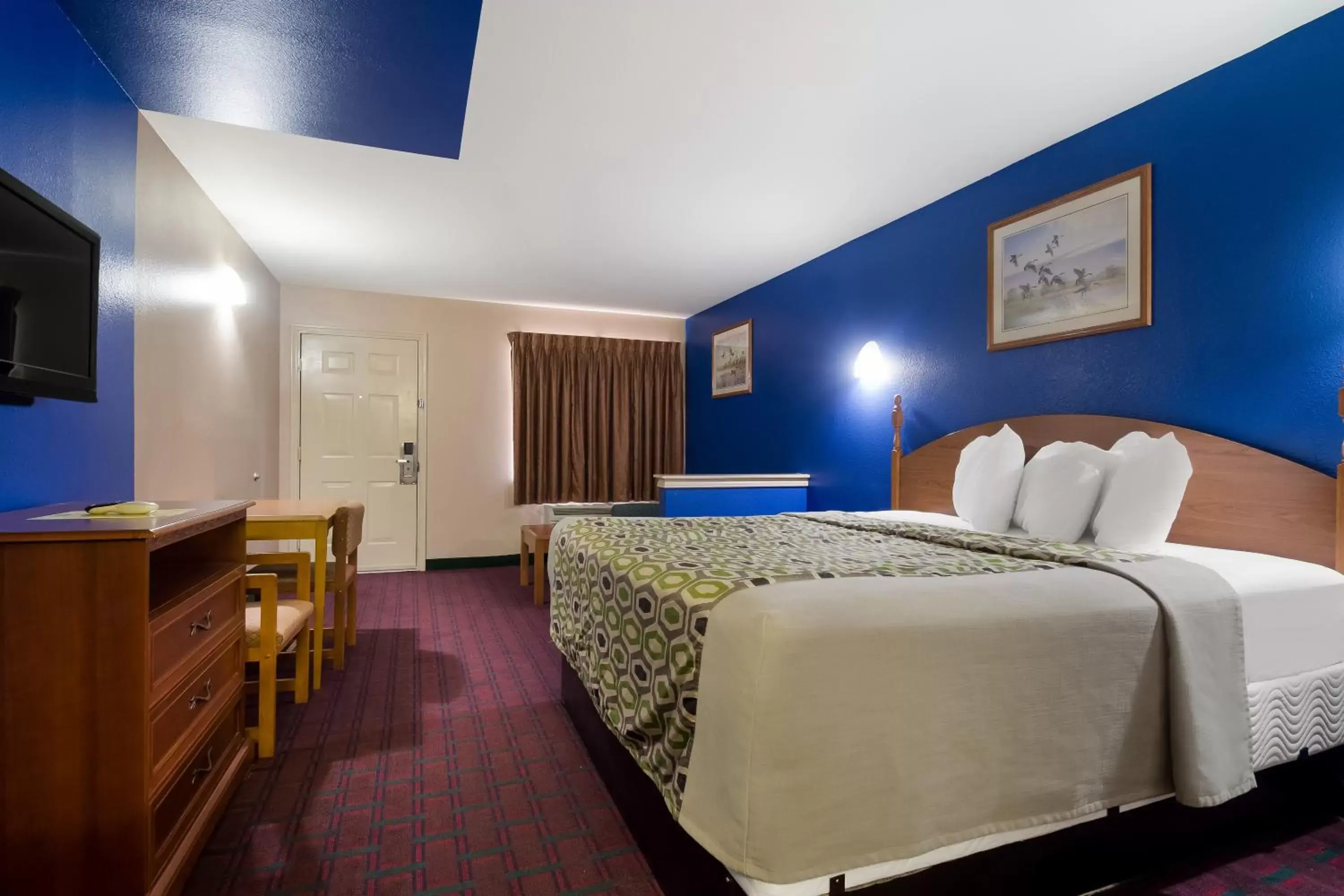 Bed in Scottish Inn & Suites