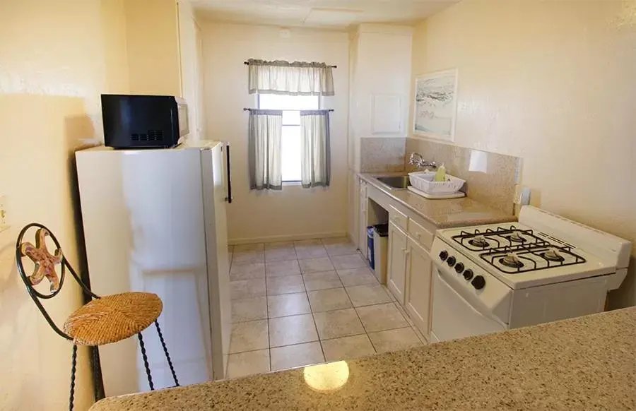 Kitchen or kitchenette, Kitchen/Kitchenette in Capitola Venetian Hotel