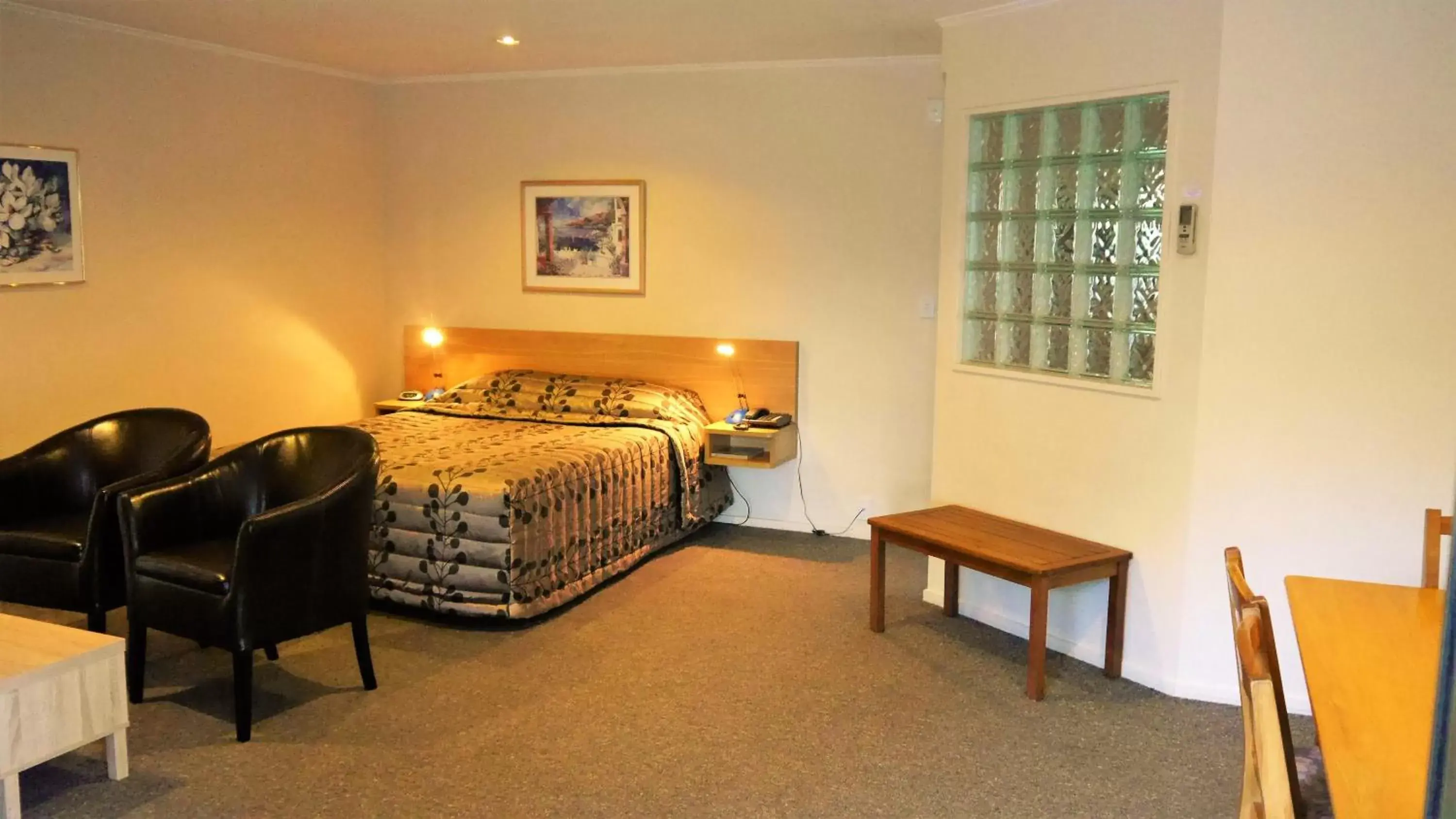One-Bedroom Apartment 1 in Tudor Lodge Motel