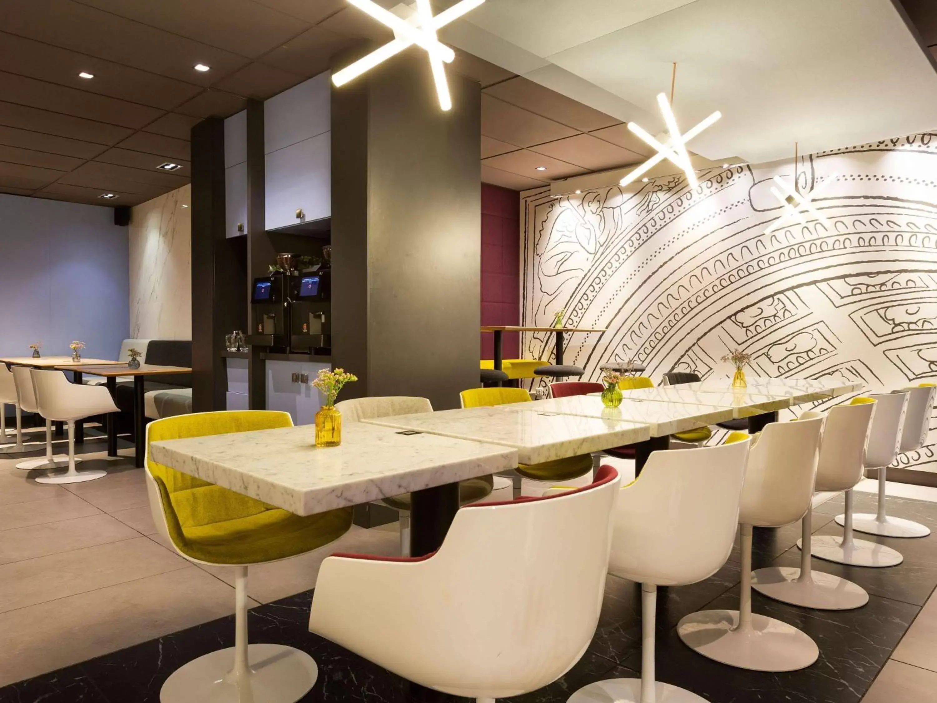 Lounge or bar, Restaurant/Places to Eat in Mercure Paris Alesia