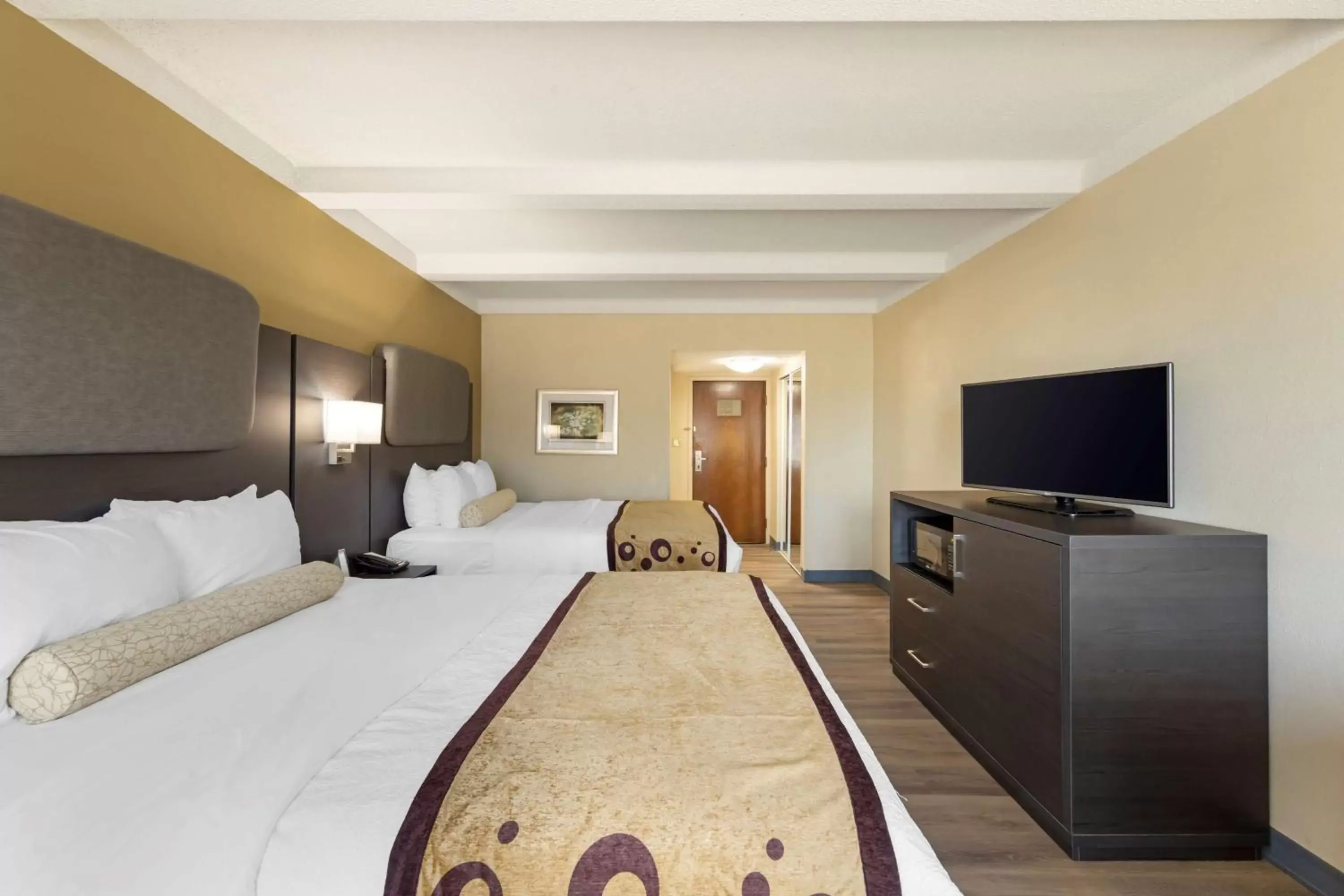 Bedroom, TV/Entertainment Center in Best Western Plus Madison-Huntsville Hotel