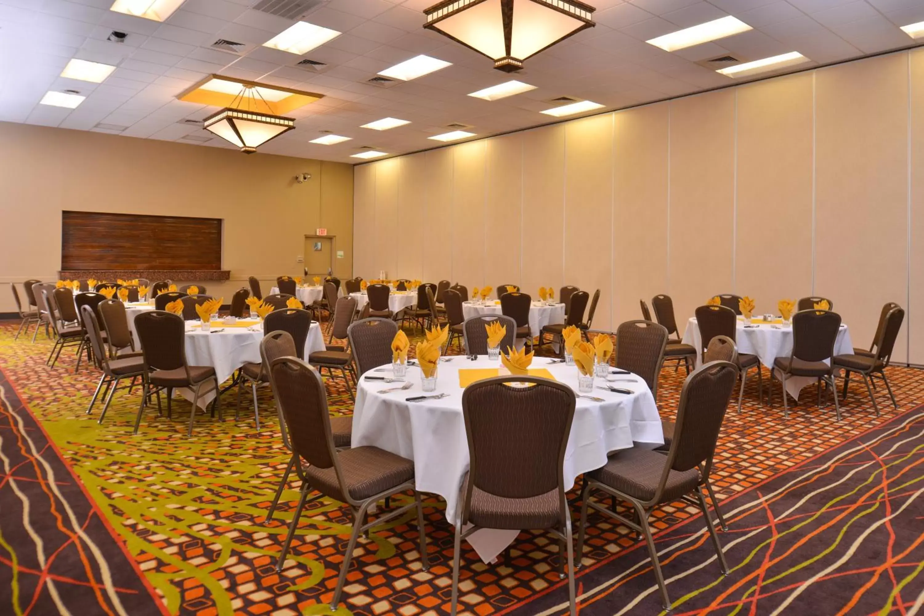 Banquet/Function facilities, Restaurant/Places to Eat in Ramada Plaza by Wyndham Sheridan Hotel & Convention Center