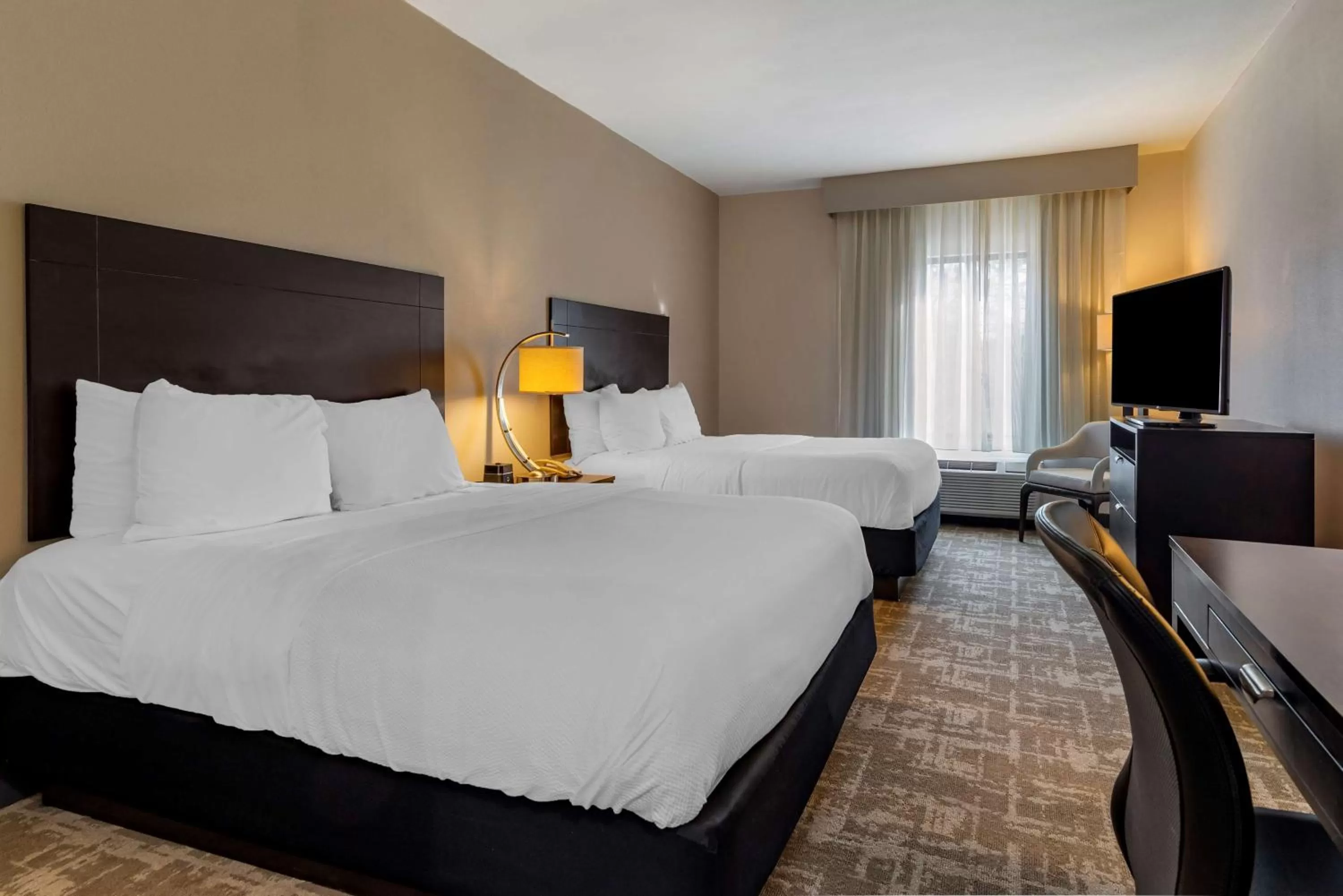 Bedroom, Bed in Best Western Plus Dalton Inn