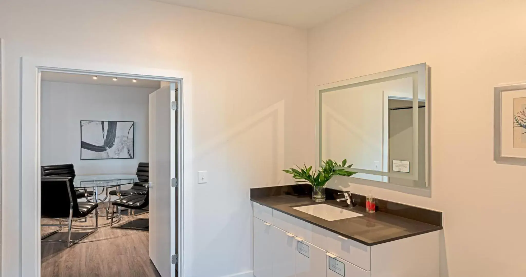 Bathroom, Kitchen/Kitchenette in Westshore Apartments by Barsala