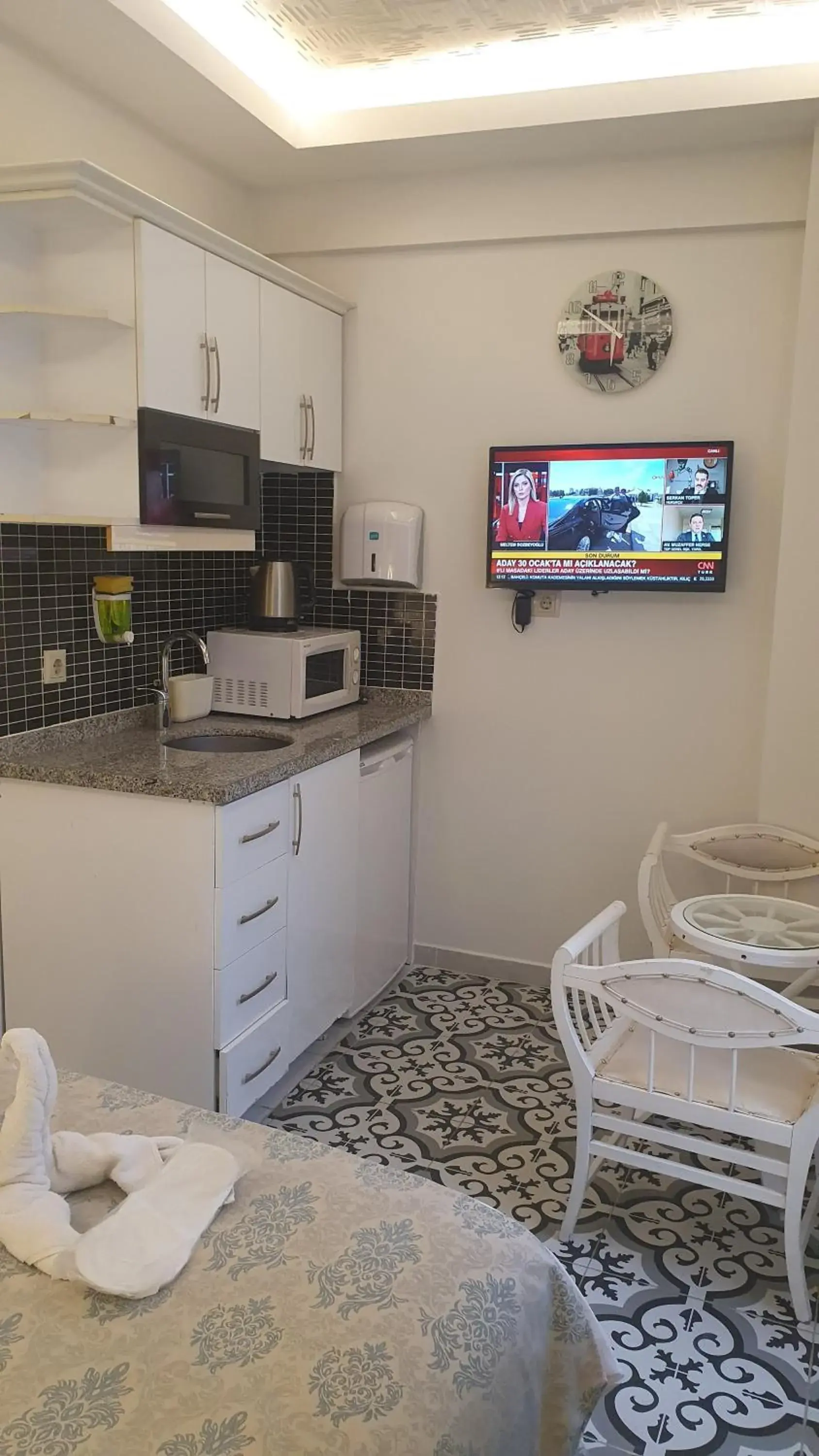 TV and multimedia, Kitchen/Kitchenette in Lemon Residence