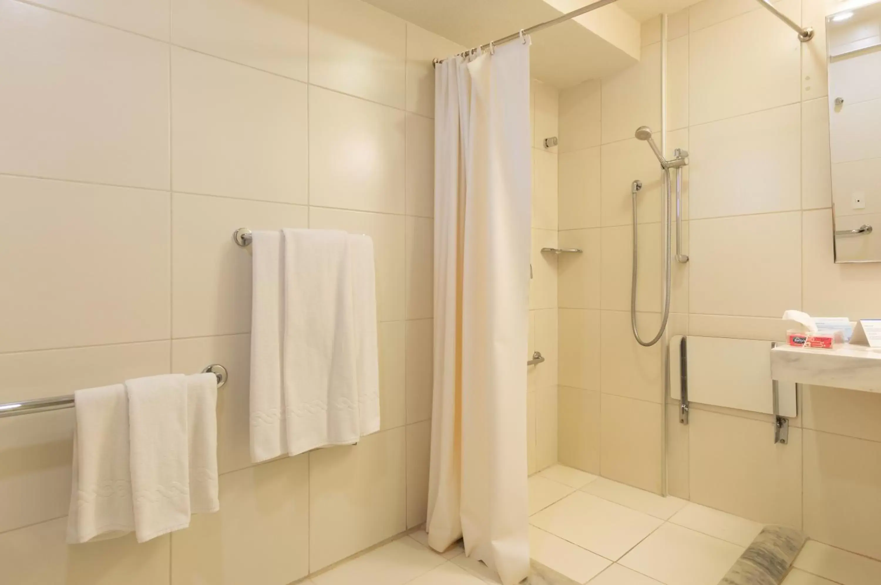 Photo of the whole room, Bathroom in Holiday Inn Express Maceió, an IHG Hotel