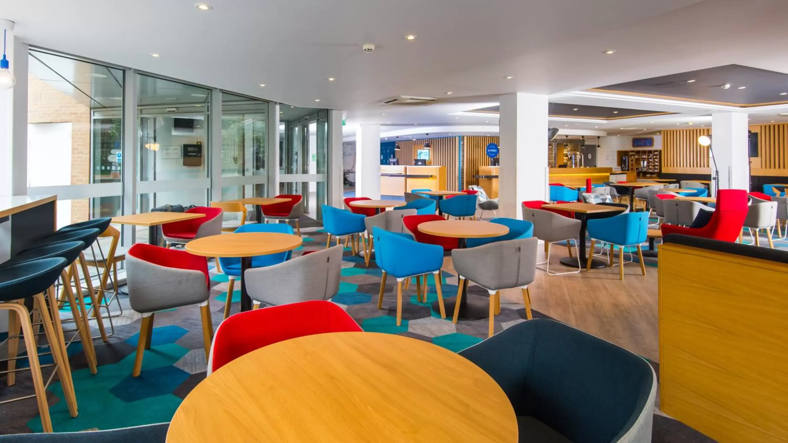 Restaurant/places to eat, Lounge/Bar in Holiday Inn Express London-Hammersmith, an IHG Hotel
