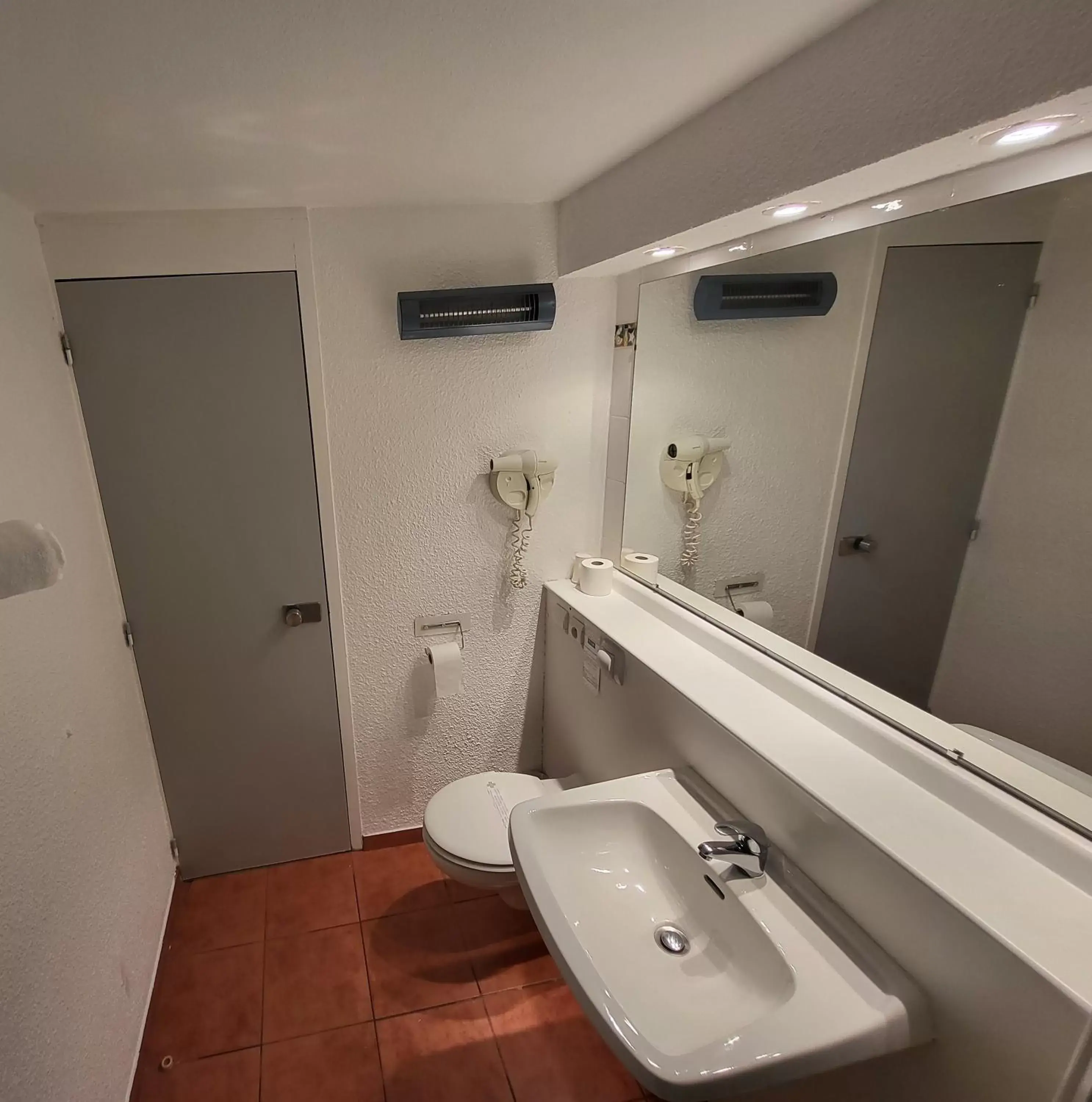 Bathroom in Kyriad Bellegarde - Genève