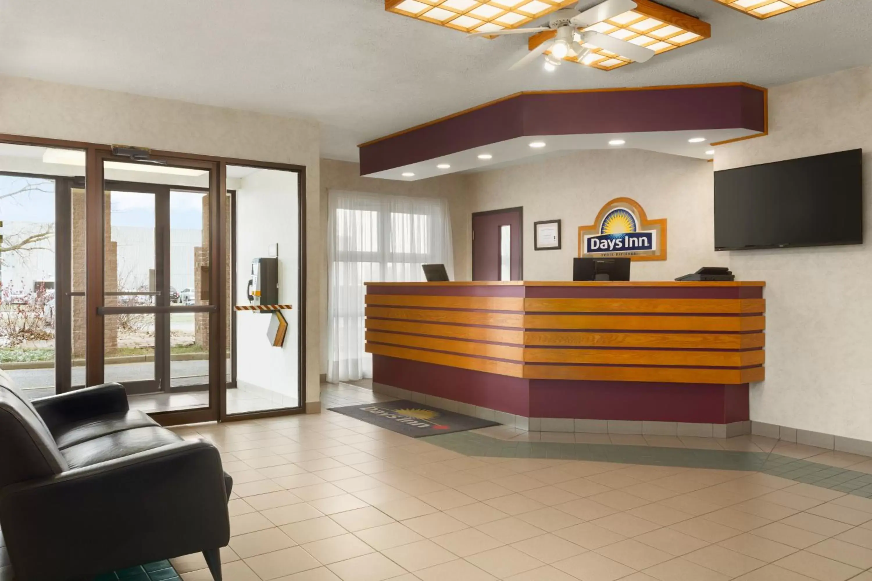 Lobby or reception, Lobby/Reception in Days Inn by Wyndham Trois-Rivieres