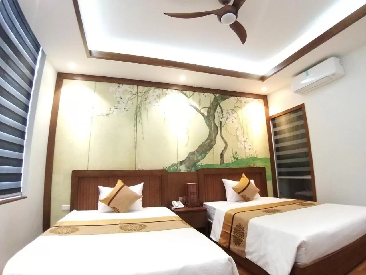 Photo of the whole room, Bed in Samatha Hotel Bai Chay, Ha Long
