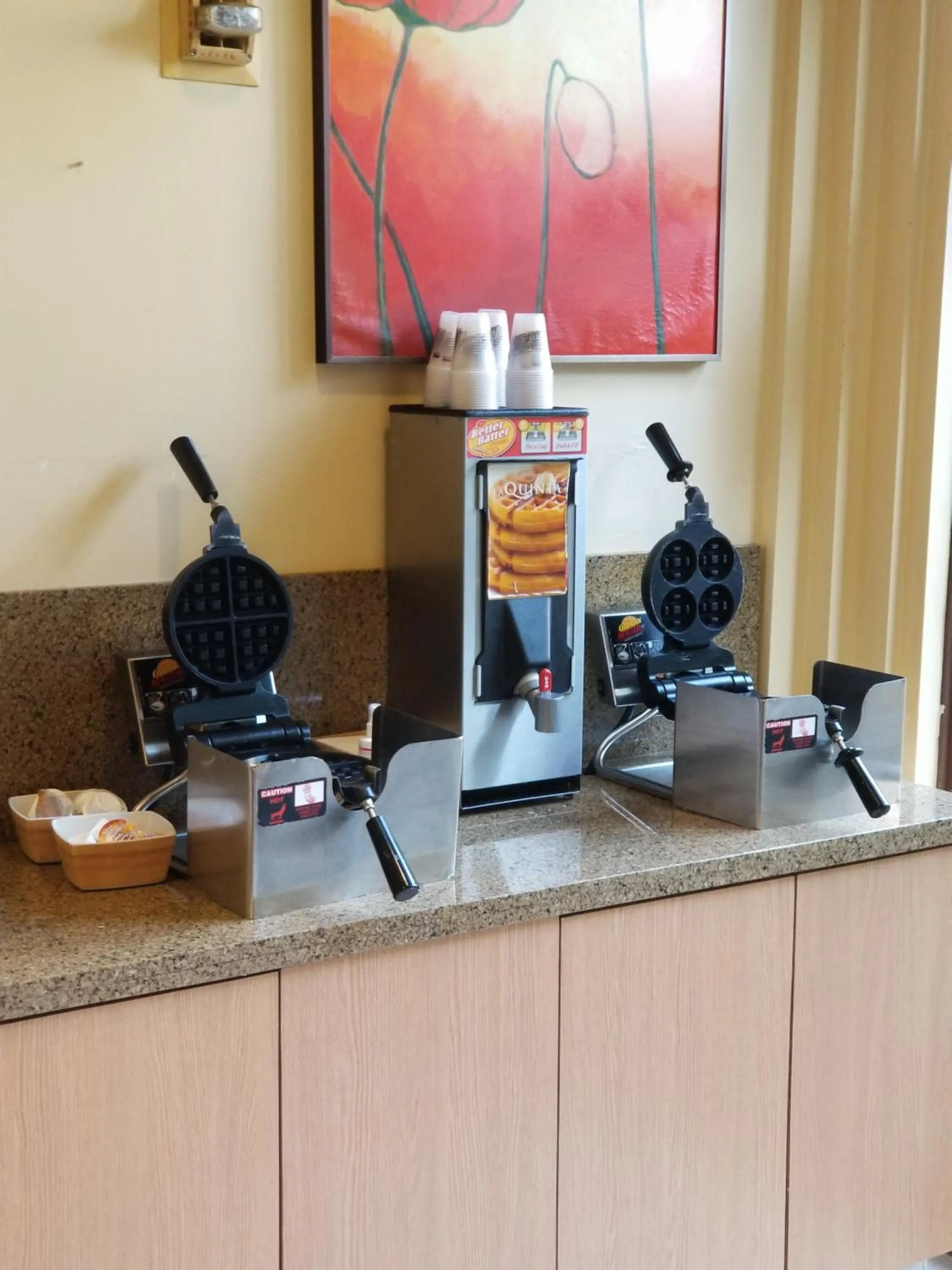 , Kitchen/Kitchenette in La Quinta by Wyndham Memphis Primacy Parkway