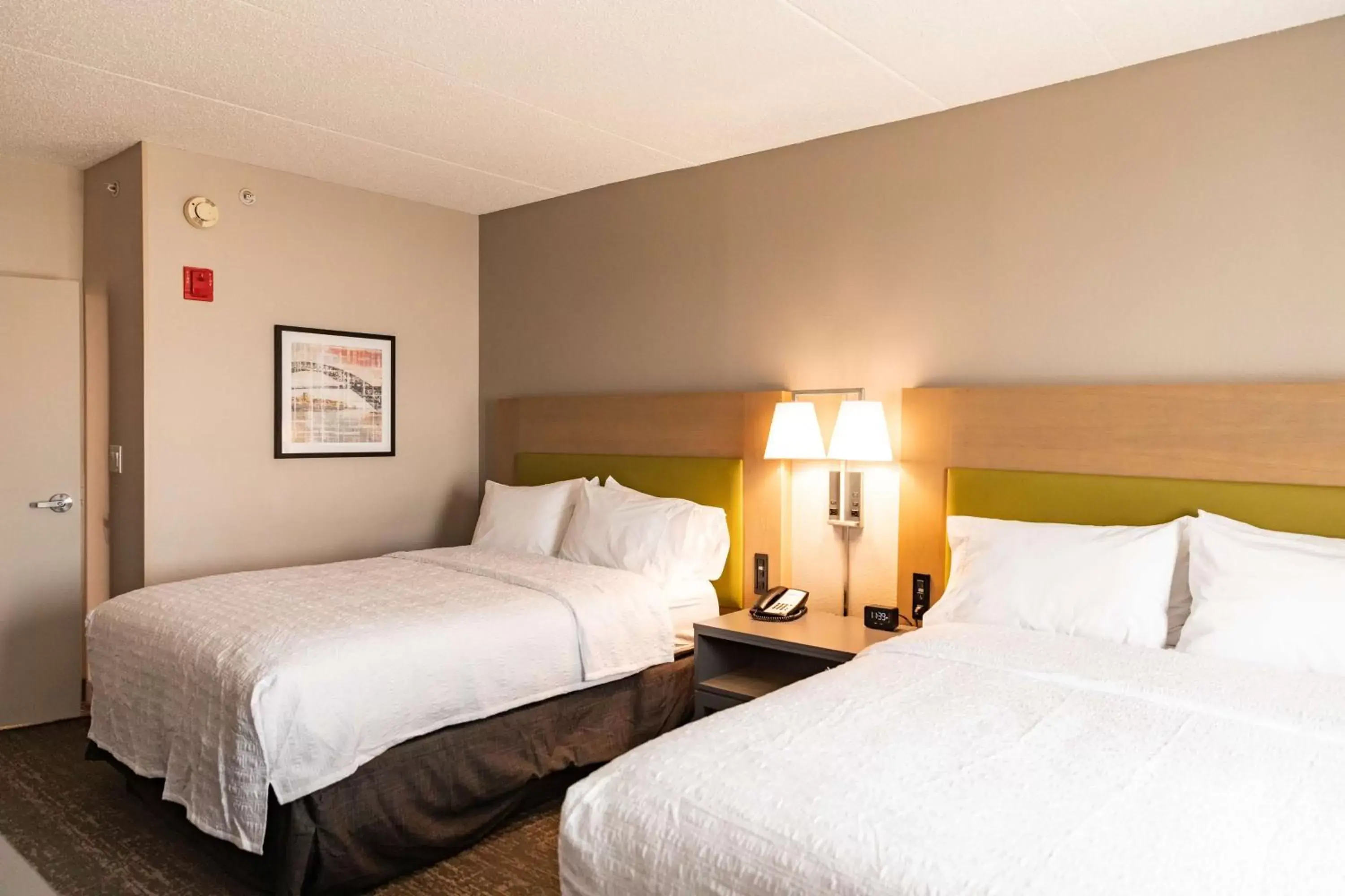 Bed in Hampton Inn & Suites By Hilton- Newark Airport Elizabeth