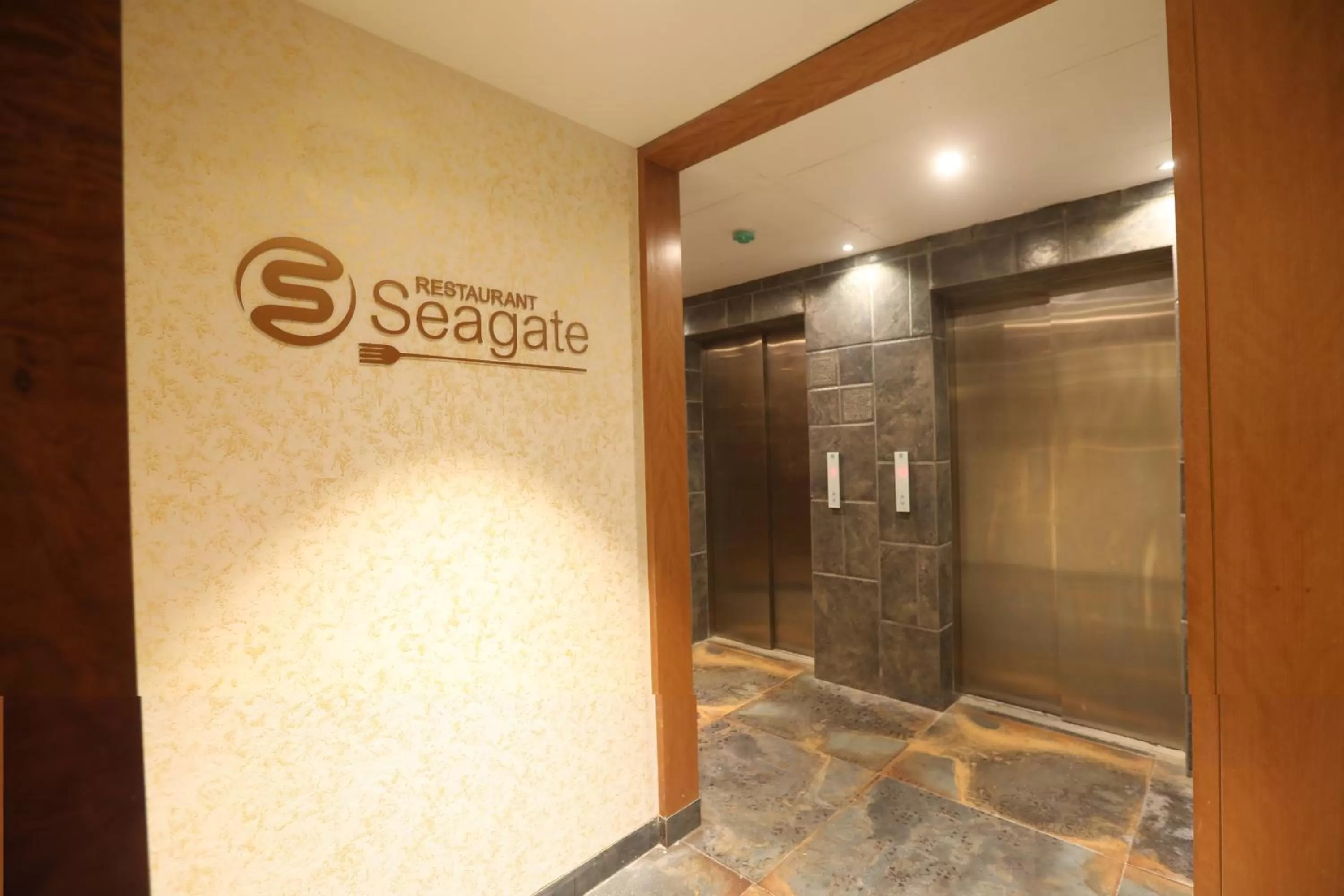 Restaurant/places to eat in Hotel Cliffton