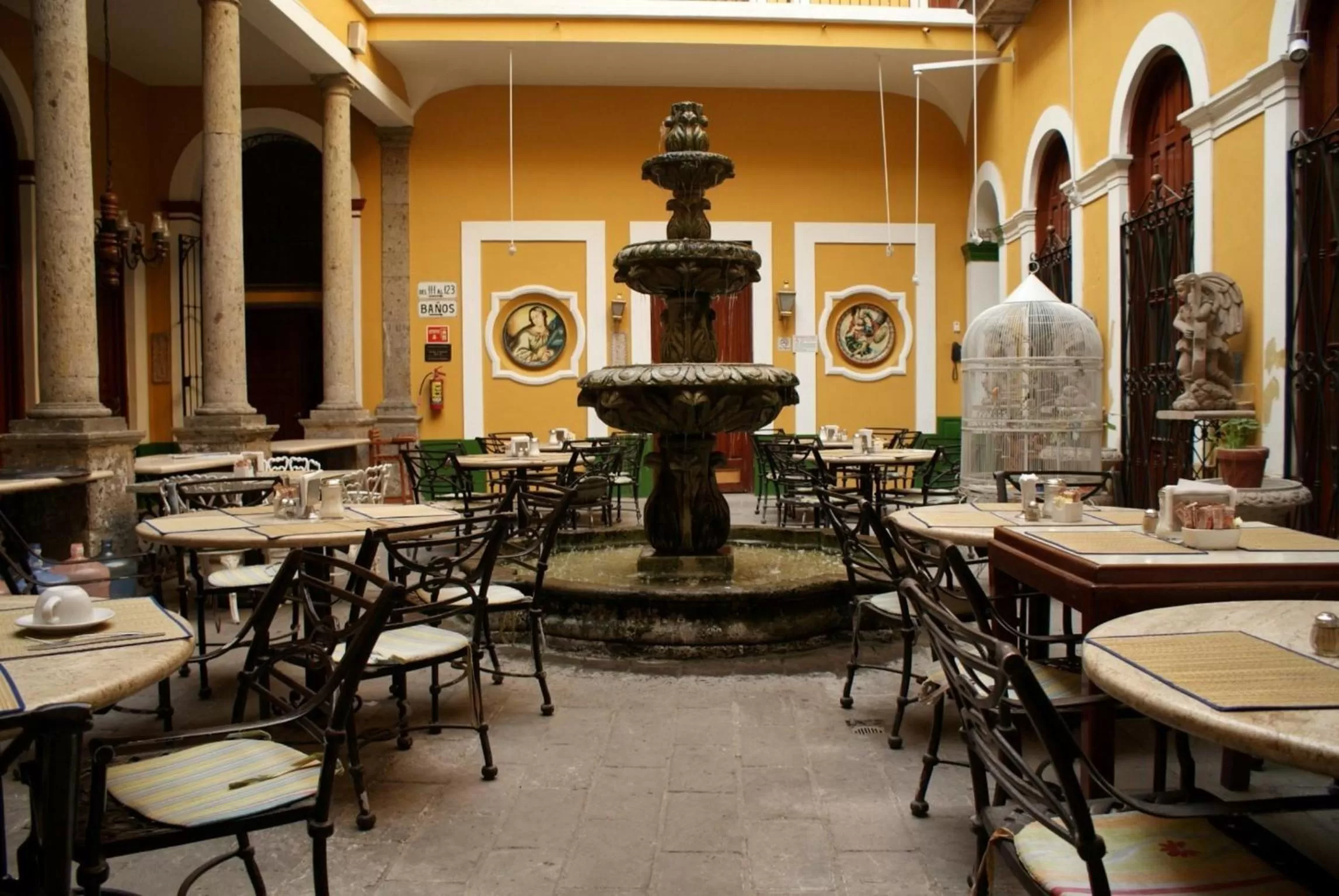 Restaurant/places to eat in Hotel San Francisco Plaza