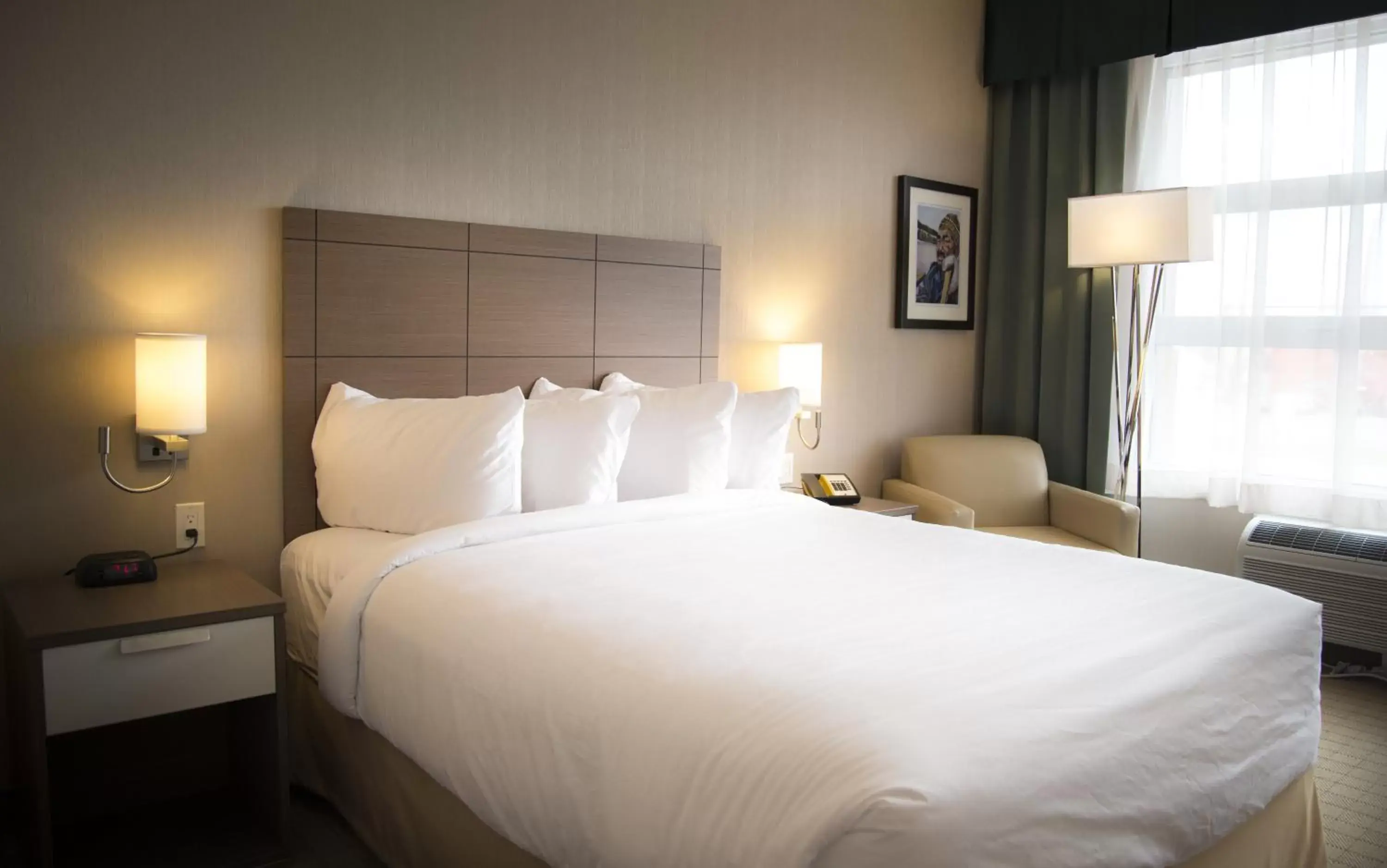 Photo of the whole room, Bed in Quality Inn Sept-Iles Photo of the whole room, Bed in Quality Inn Sept-Iles